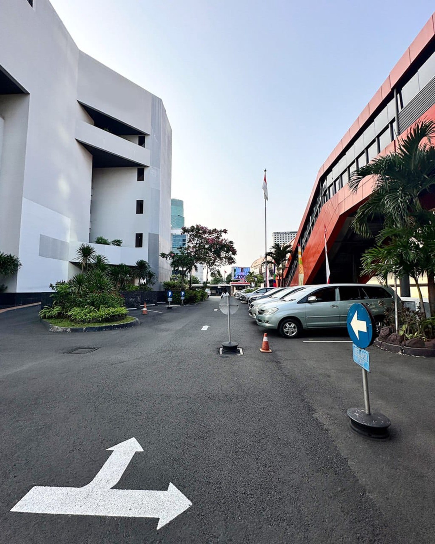 GEDUNG KANTOR RASUNA SAID KUNINGAN. 5 LANTAI. ZONA KOMERSIAL BISNIS
