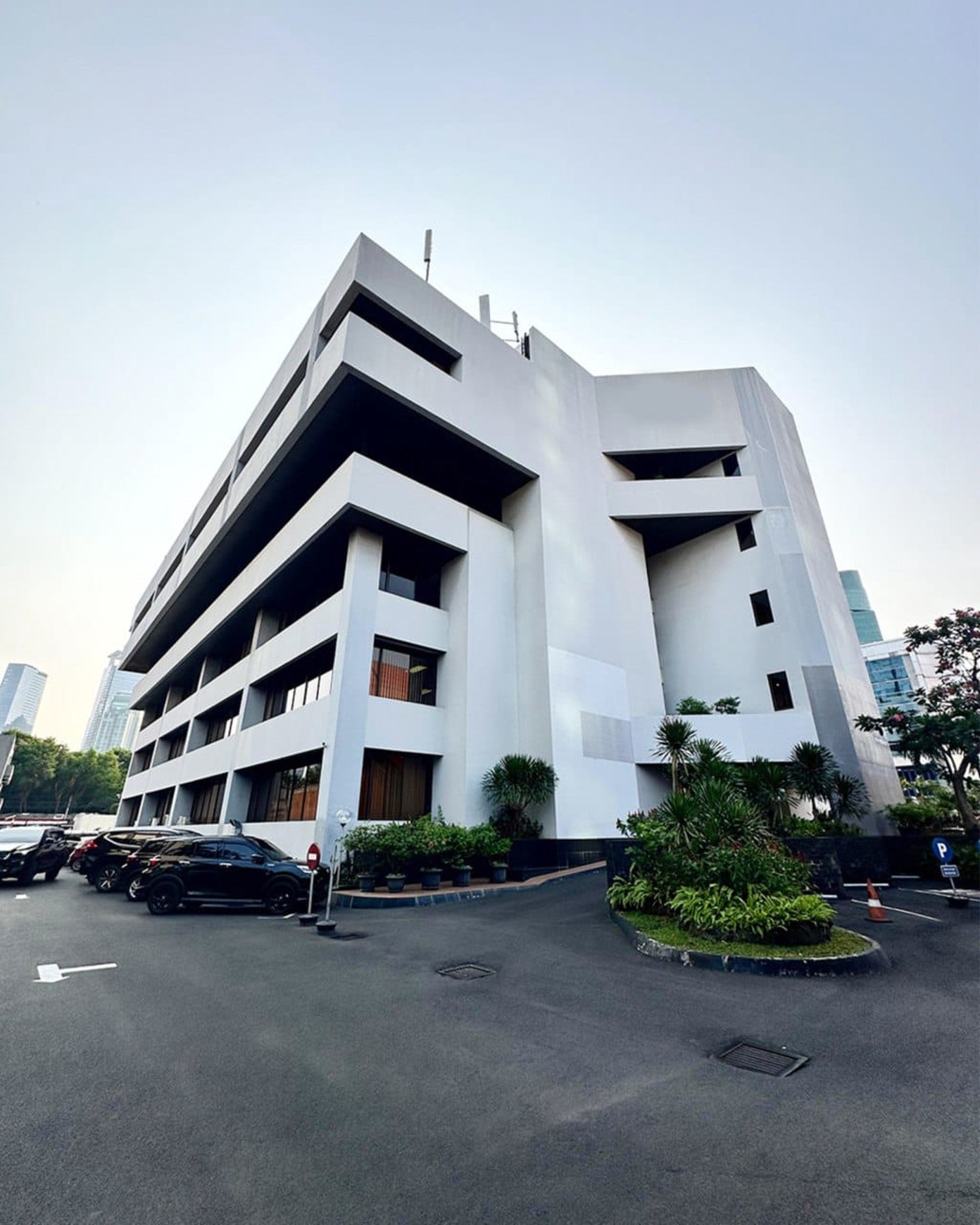 GEDUNG KANTOR RASUNA SAID KUNINGAN. 5 LANTAI. ZONA KOMERSIAL BISNIS