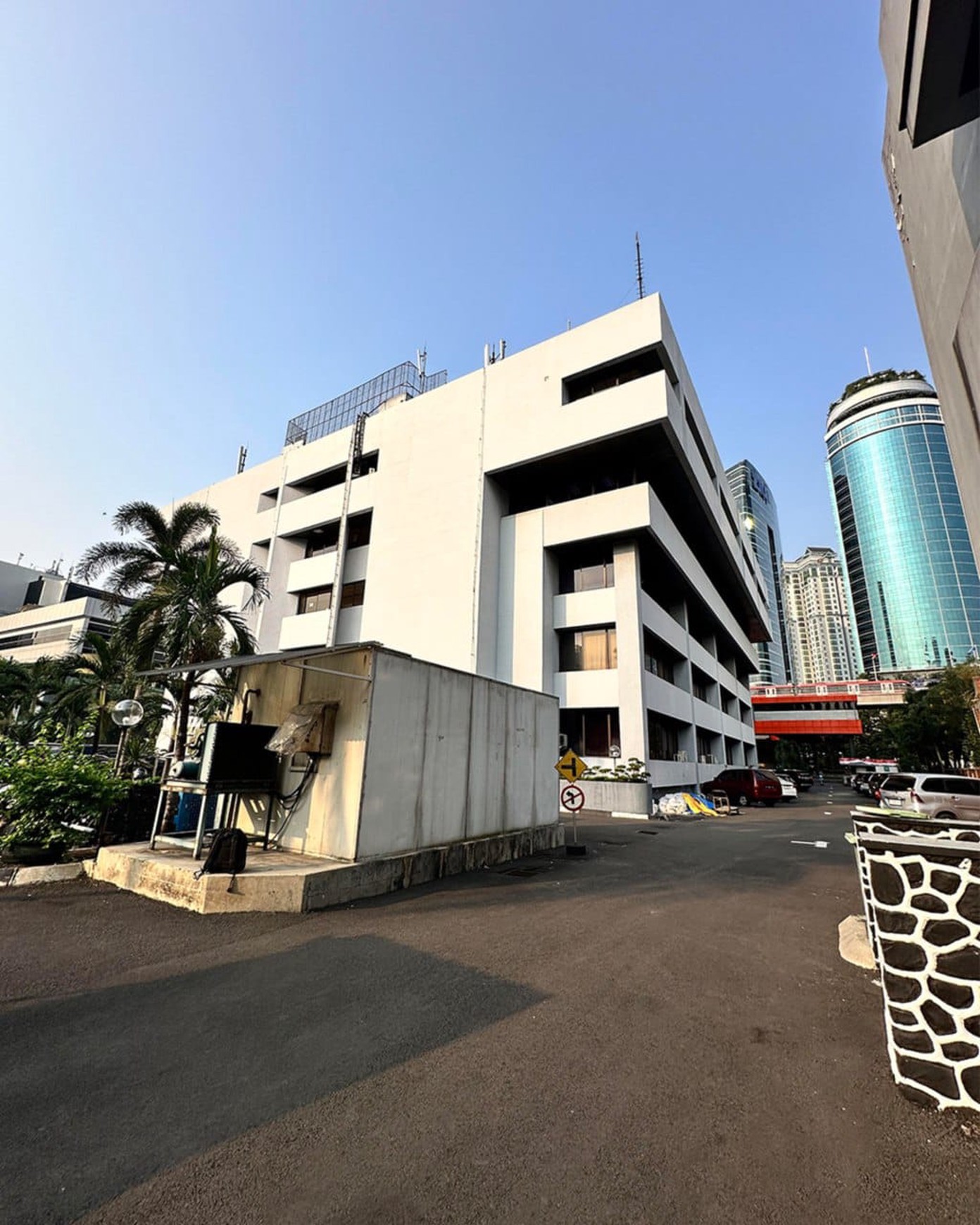 GEDUNG KANTOR RASUNA SAID KUNINGAN. 5 LANTAI. ZONA KOMERSIAL BISNIS