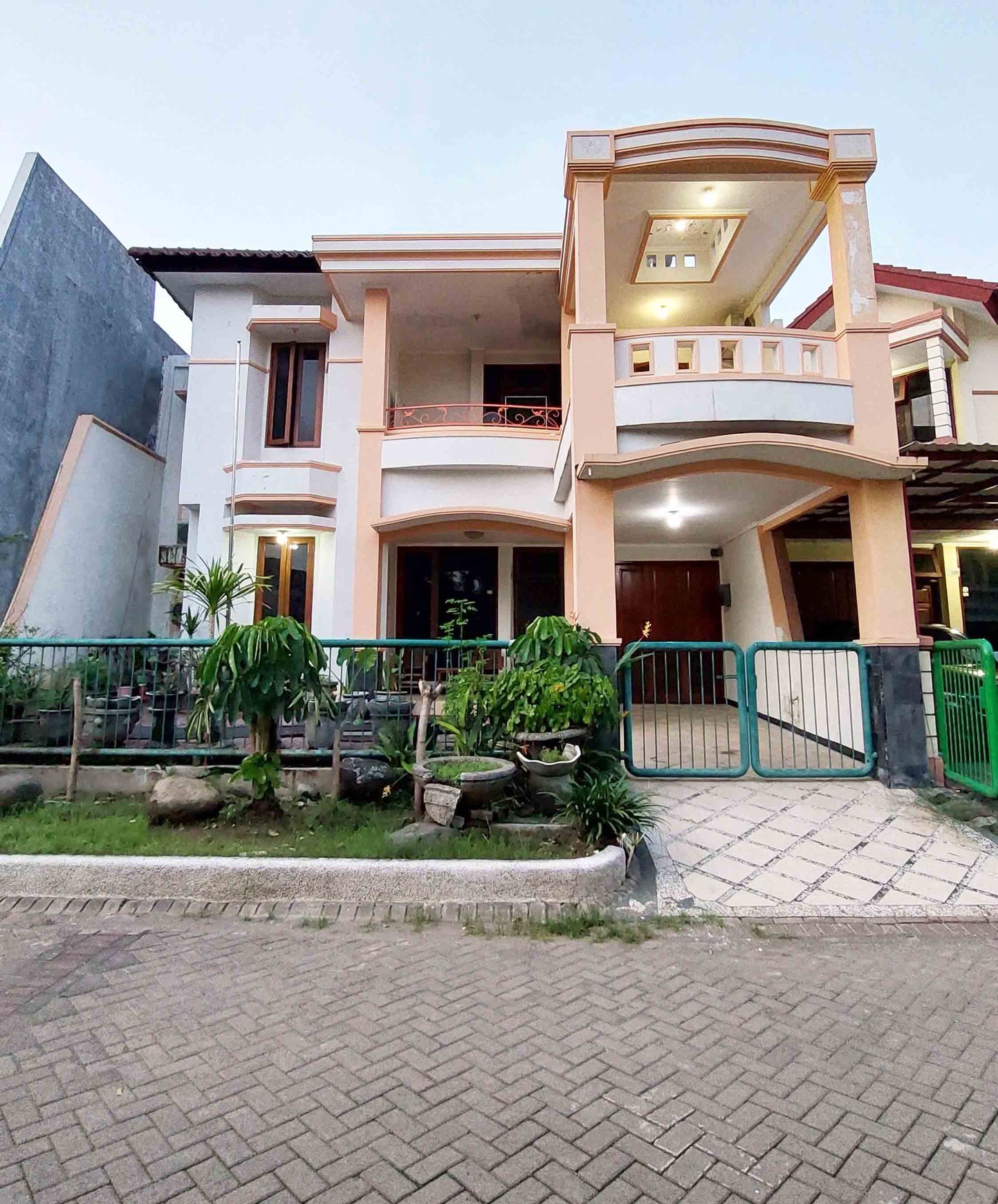 Rumah di Dharmahusada Regency Surabaya Timur, 2 Lantai, SIAP HUNI