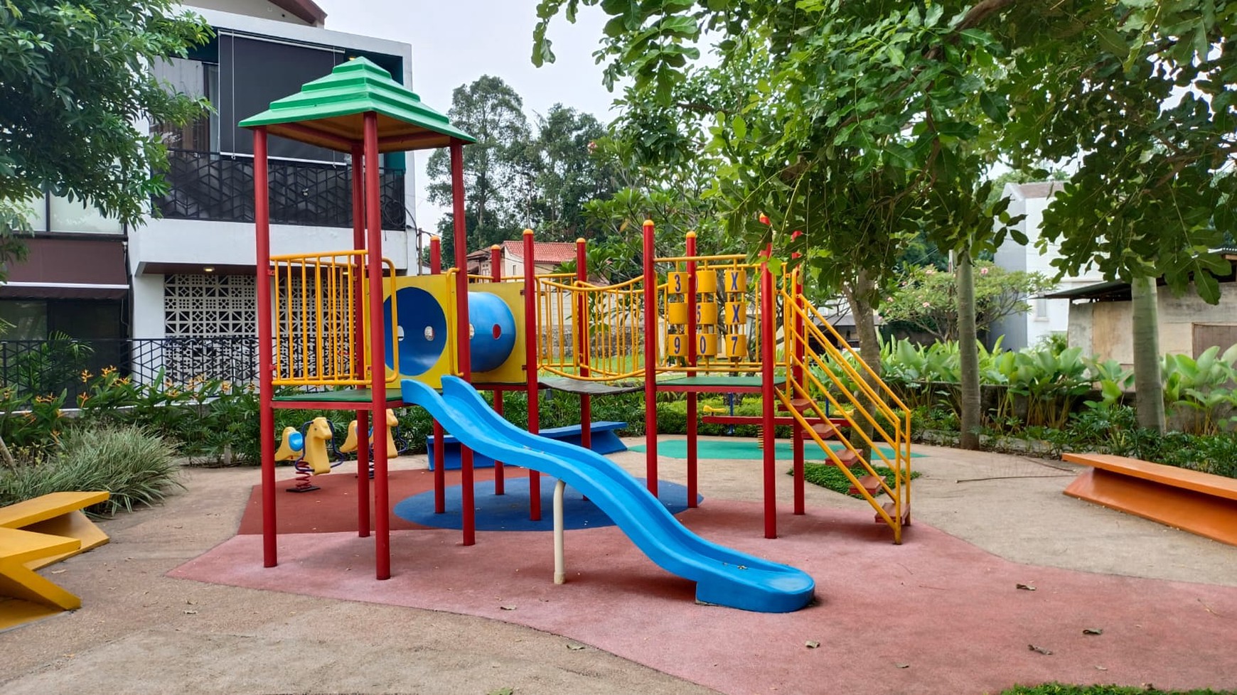Rumah Di Pondok Ranji Semi Furnished 2½ Lantai KT 4 KM 3 sudah SHM