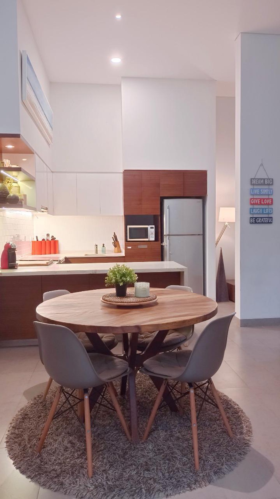 Rumah Di Pondok Ranji Semi Furnished 2½ Lantai KT 4 KM 3 sudah SHM