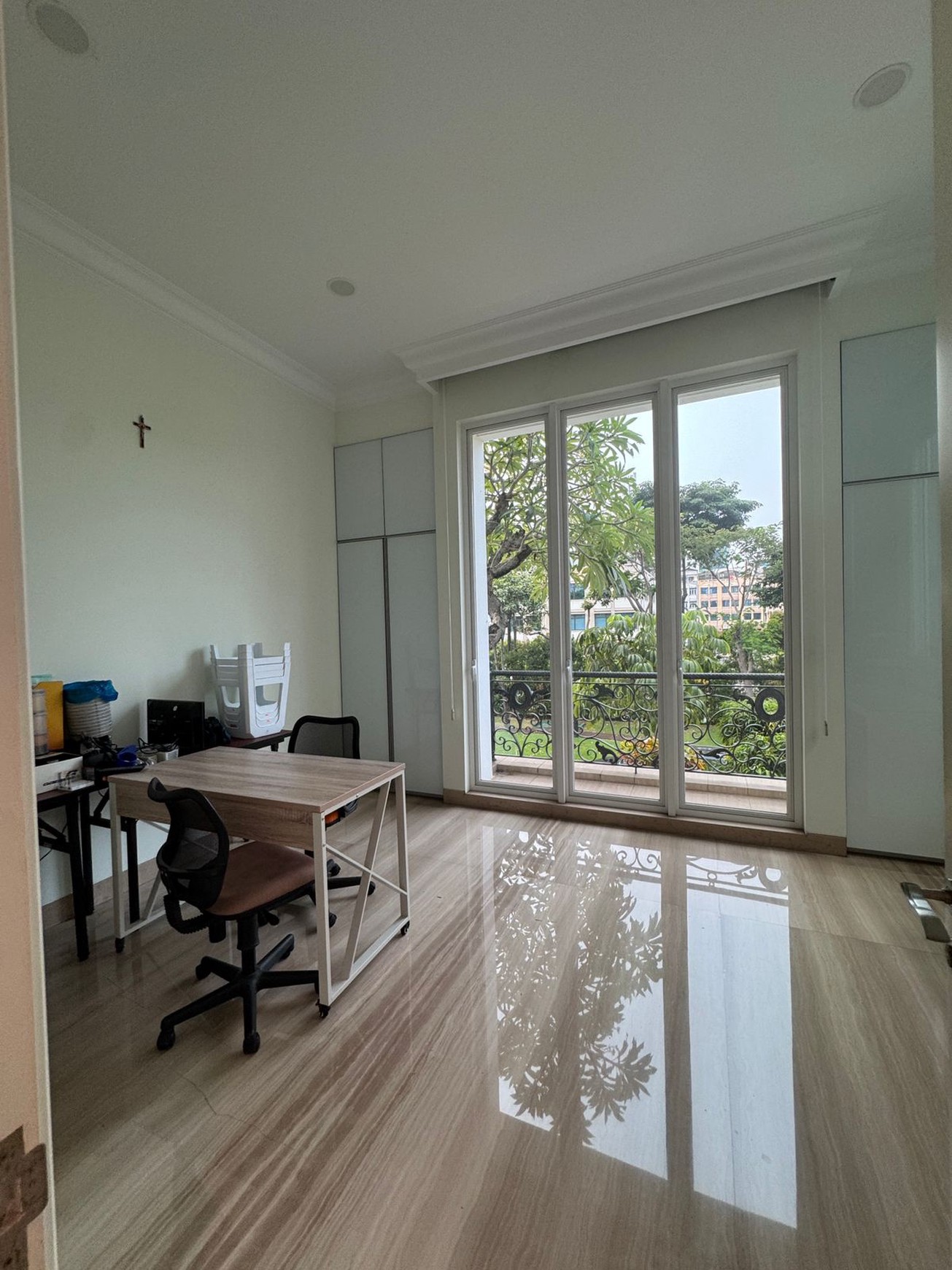 Di Jual cepat rumah 3 lantai di Arta Gading Villa aman,tenang,nyaman dan bebas banjir Kelapa Gading Jakarta Utara