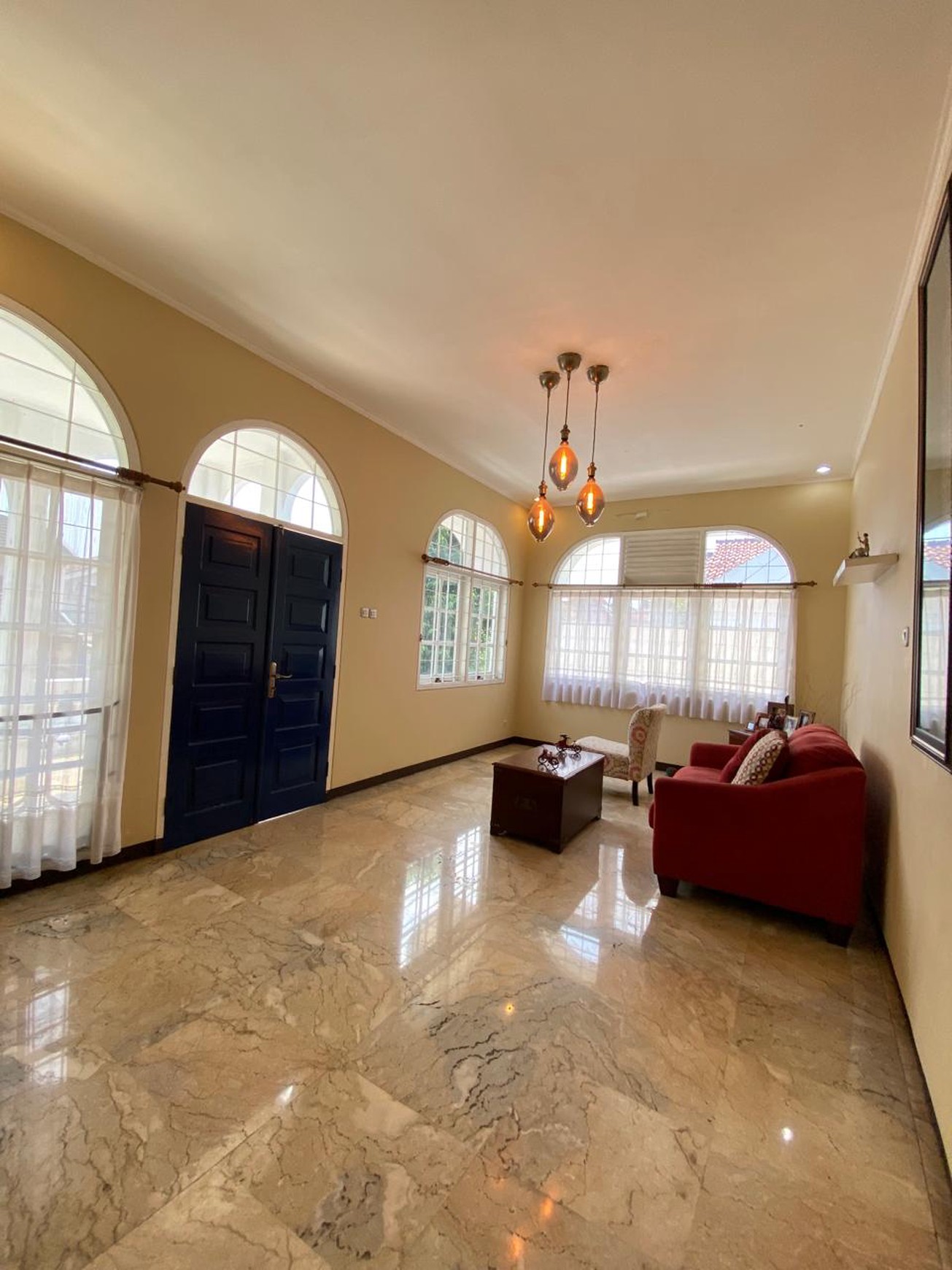 Rumah Klasik dan Homey Luas 375m&#xb2; di Cinere Dekat Tol Desari