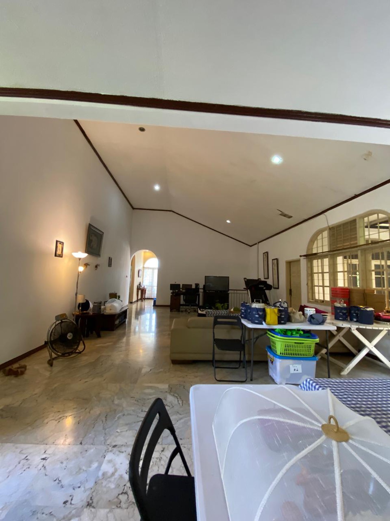 Rumah Klasik dan Homey Luas 375m&#xb2; di Cinere Dekat Tol Desari