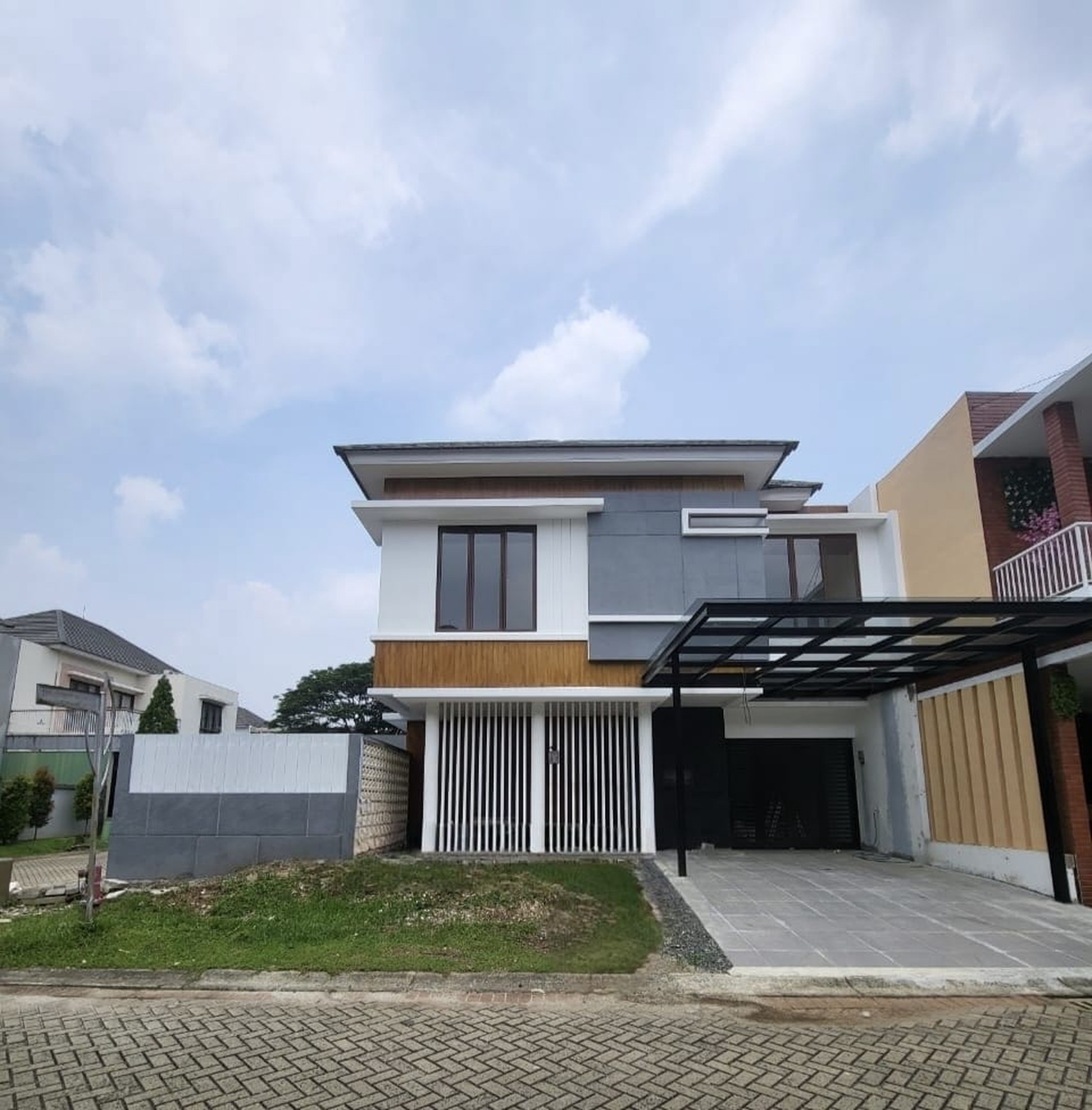 Rumah Bagus baru renovasi, Cantik, dengan Private Swimming Pool, keamanan 24 jam di Bintaro Sektor 9