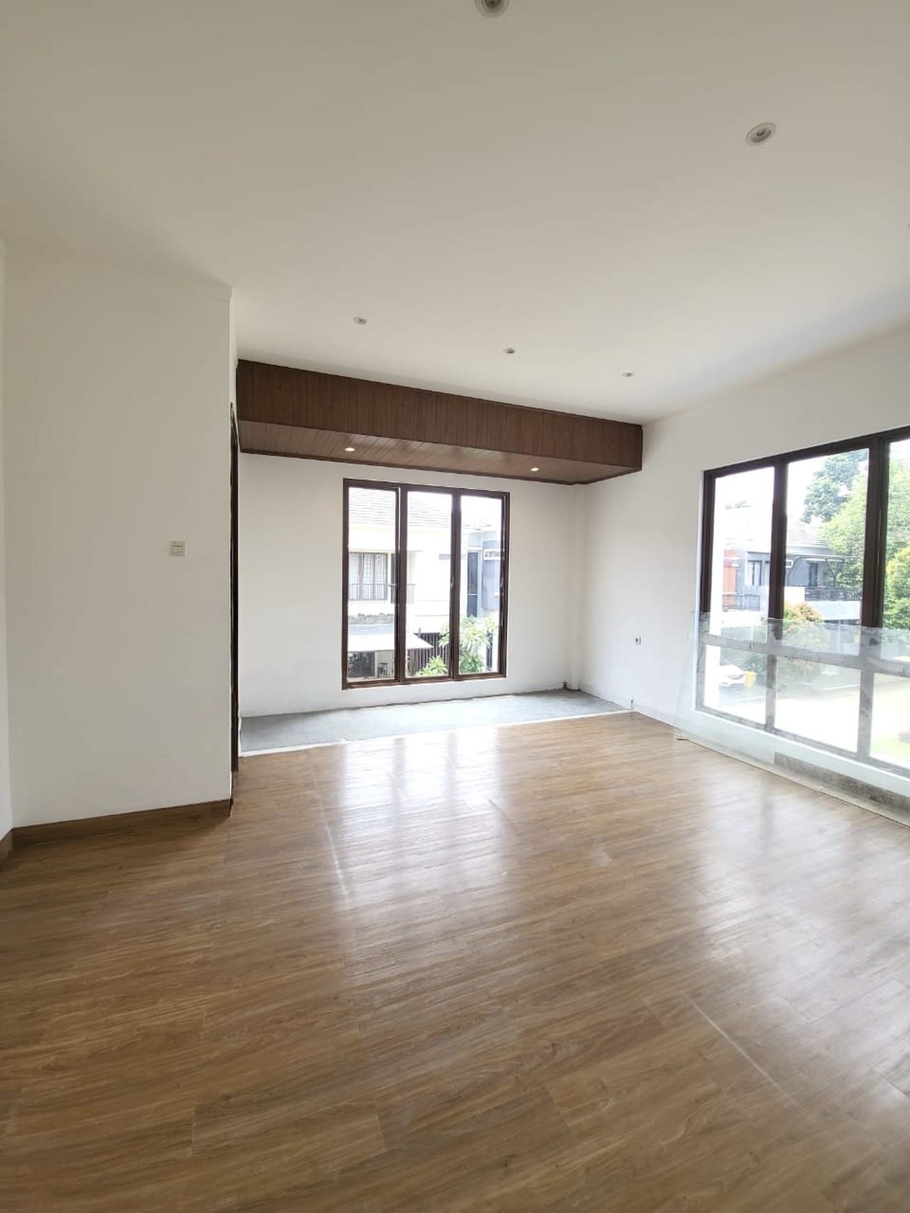 Rumah Bagus baru renovasi, Cantik, dengan Private Swimming Pool, keamanan 24 jam di Bintaro Sektor 9