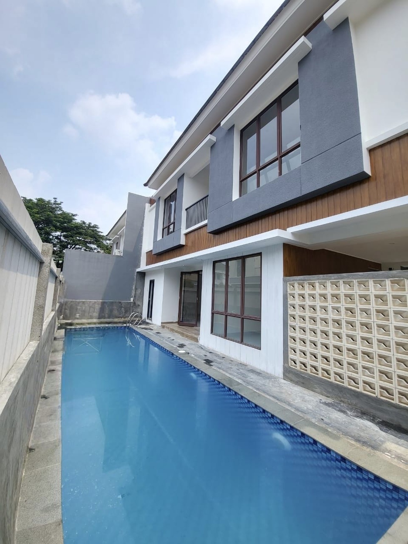 Rumah Bagus baru renovasi, Cantik, dengan Private Swimming Pool, keamanan 24 jam di Bintaro Sektor 9