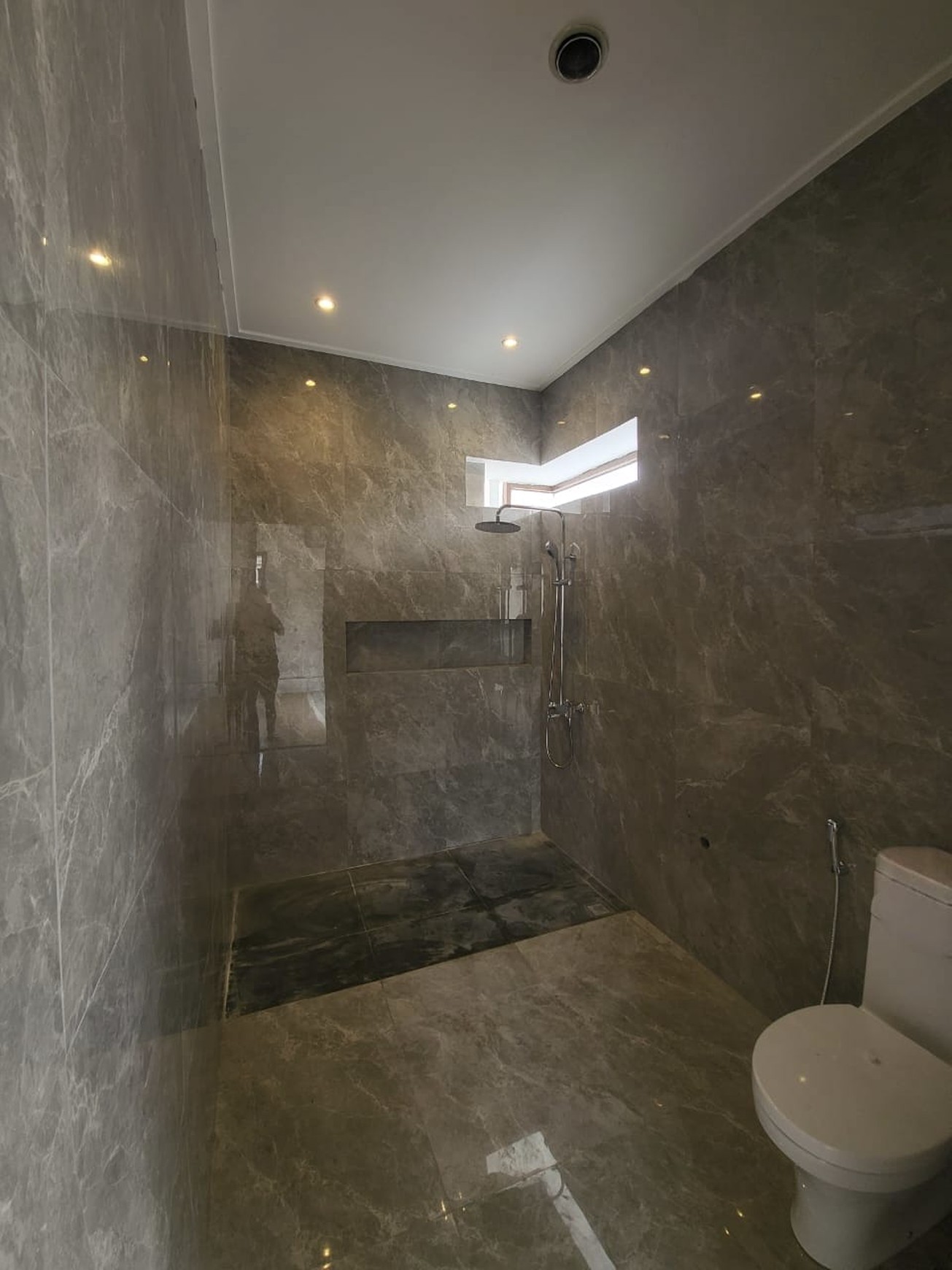 Rumah Bagus baru renovasi, Cantik, dengan Private Swimming Pool, keamanan 24 jam di Bintaro Sektor 9