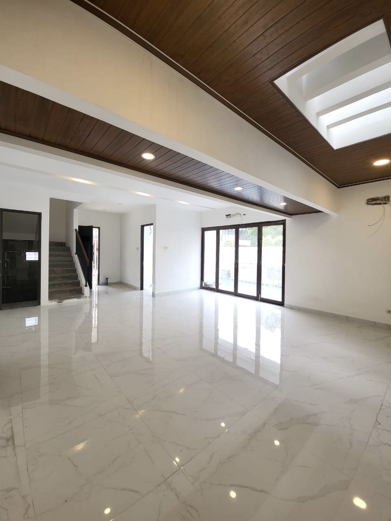 Rumah Bagus baru renovasi, Cantik, dengan Private Swimming Pool, keamanan 24 jam di Bintaro Sektor 9