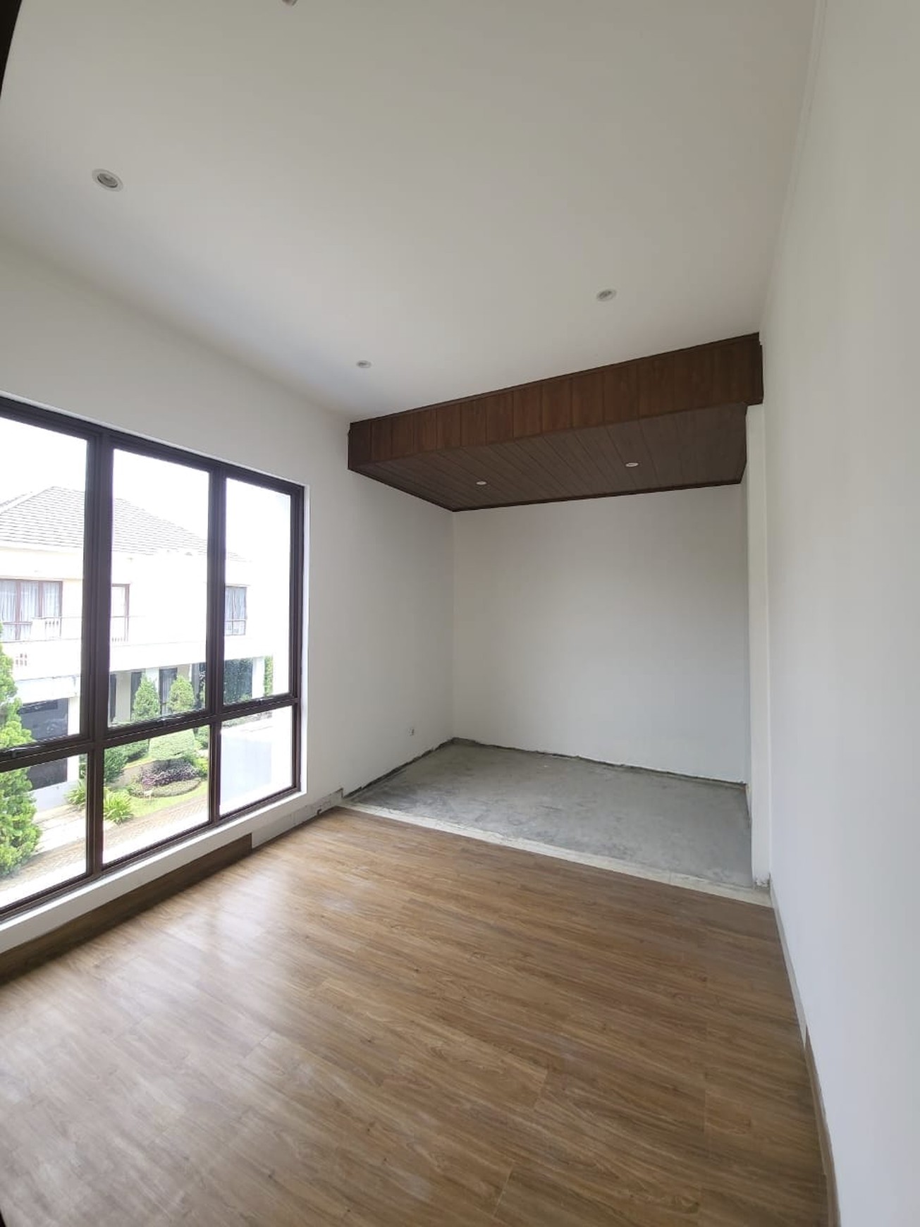 Rumah Bagus baru renovasi, Cantik, dengan Private Swimming Pool, keamanan 24 jam di Bintaro Sektor 9