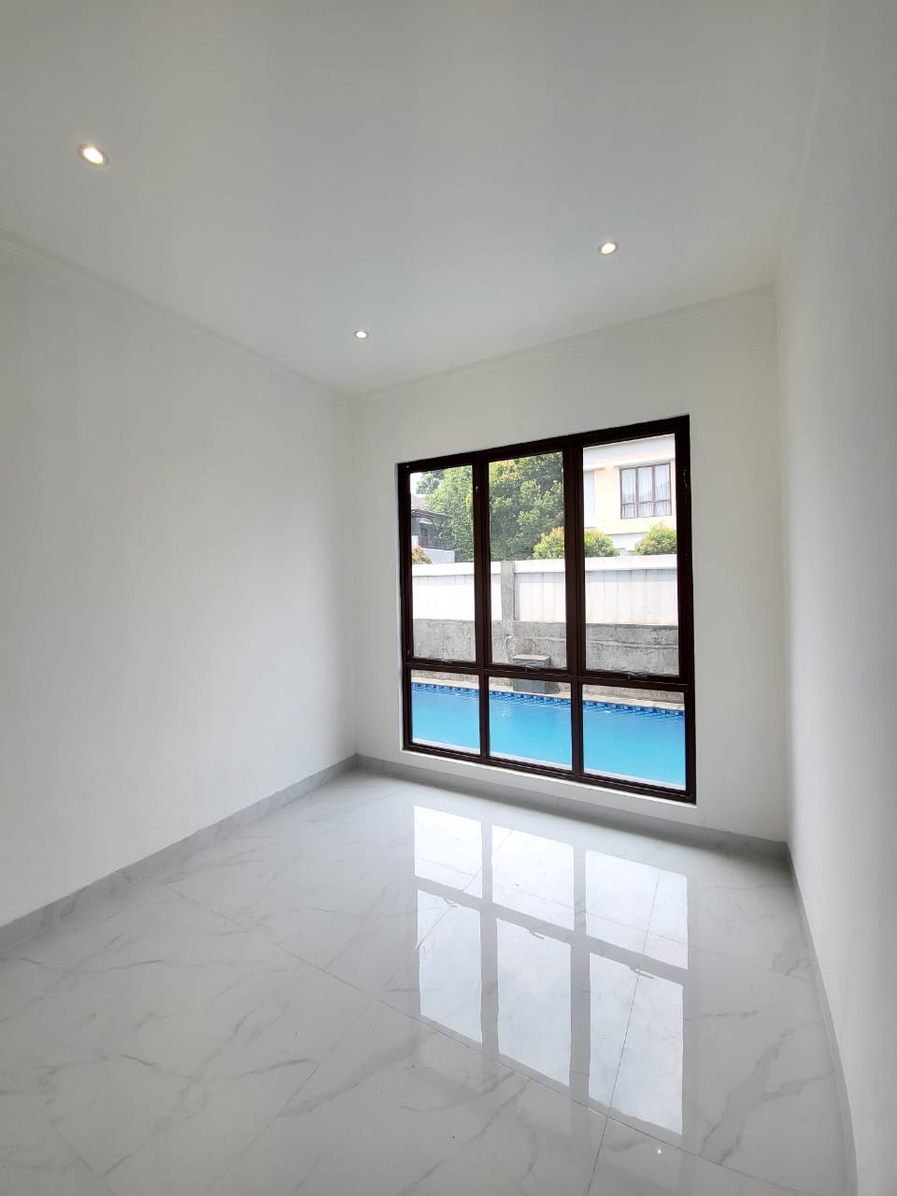 Rumah Bagus baru renovasi, Cantik, dengan Private Swimming Pool, keamanan 24 jam di Bintaro Sektor 9