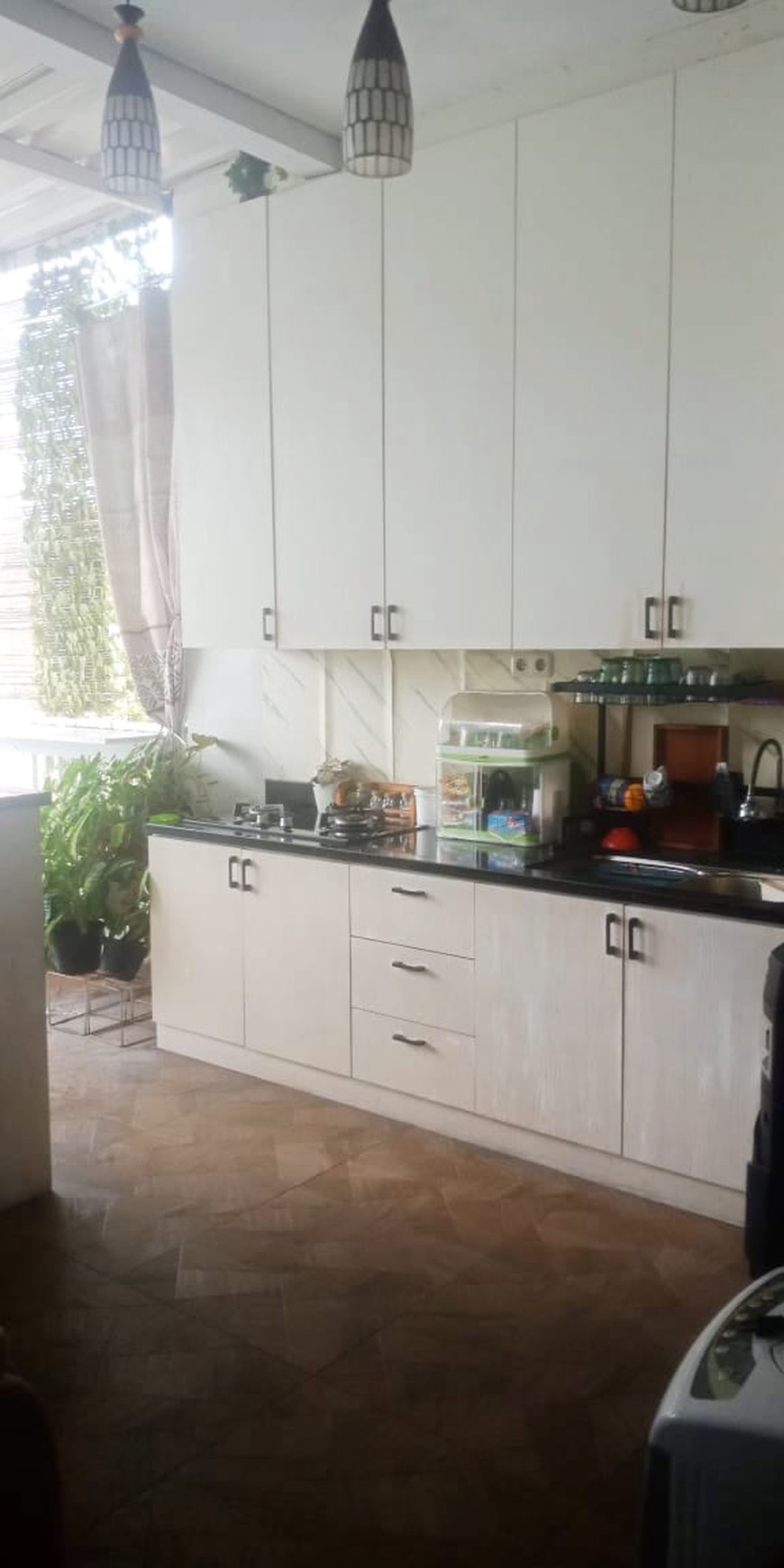 Rumah Bagus, 3 Lantai Siap huni di Kebon Jeruk. Hanya 100 meter dari Kampus Binus Anggrek