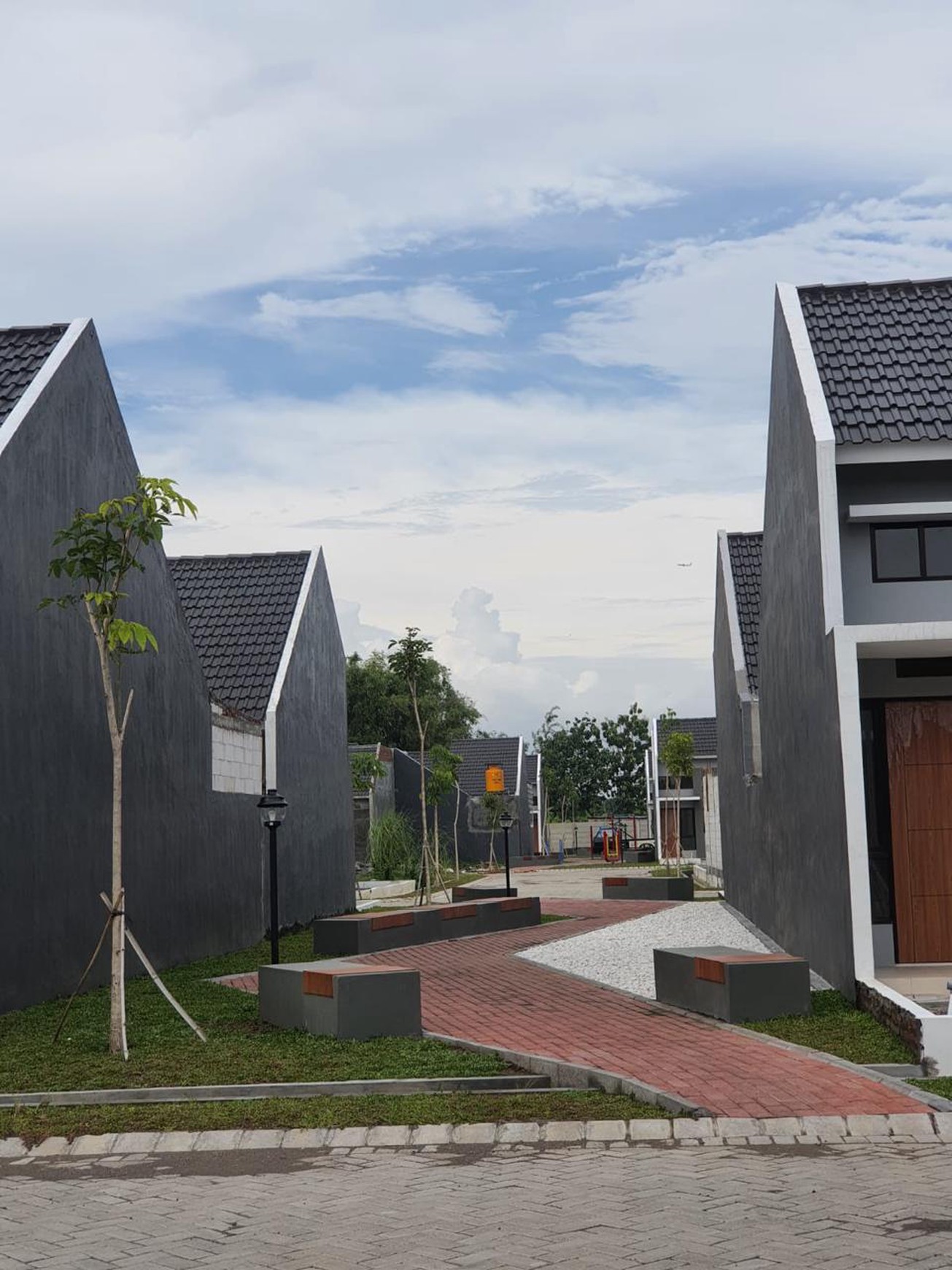 Rumah Cantik Siap Huni di Surya Breeze Spring Gedangan, Sidoarjo