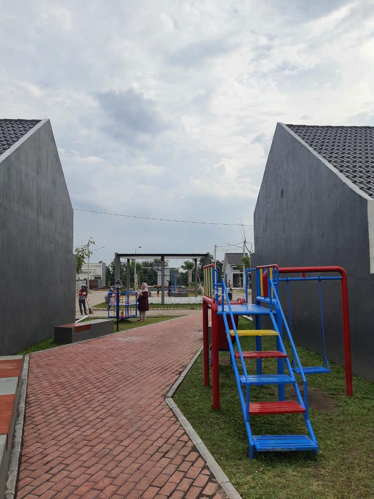 Rumah Cantik Siap Huni di Surya Breeze Spring Gedangan, Sidoarjo