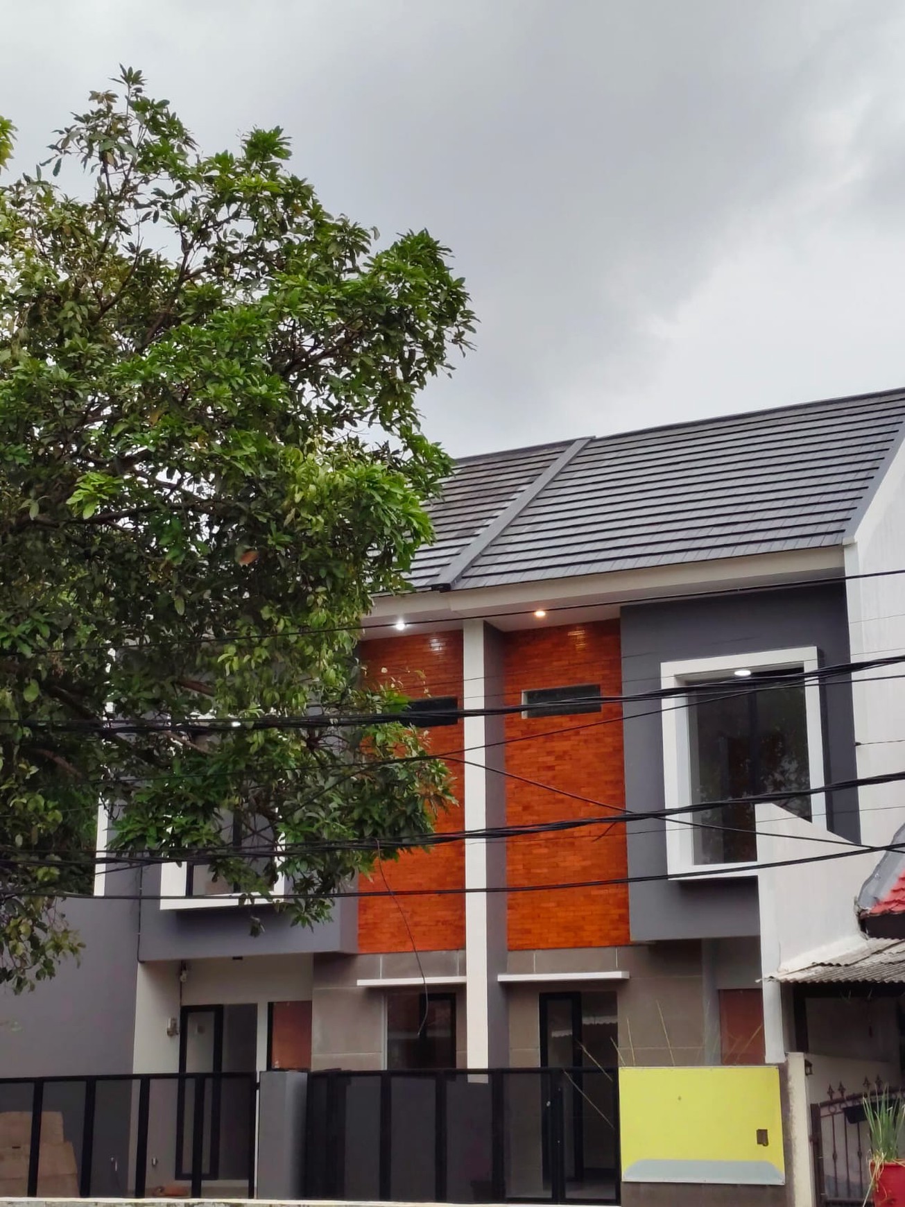 Rumah Minimalis, Brand New, lokasi strategid di Ciputat