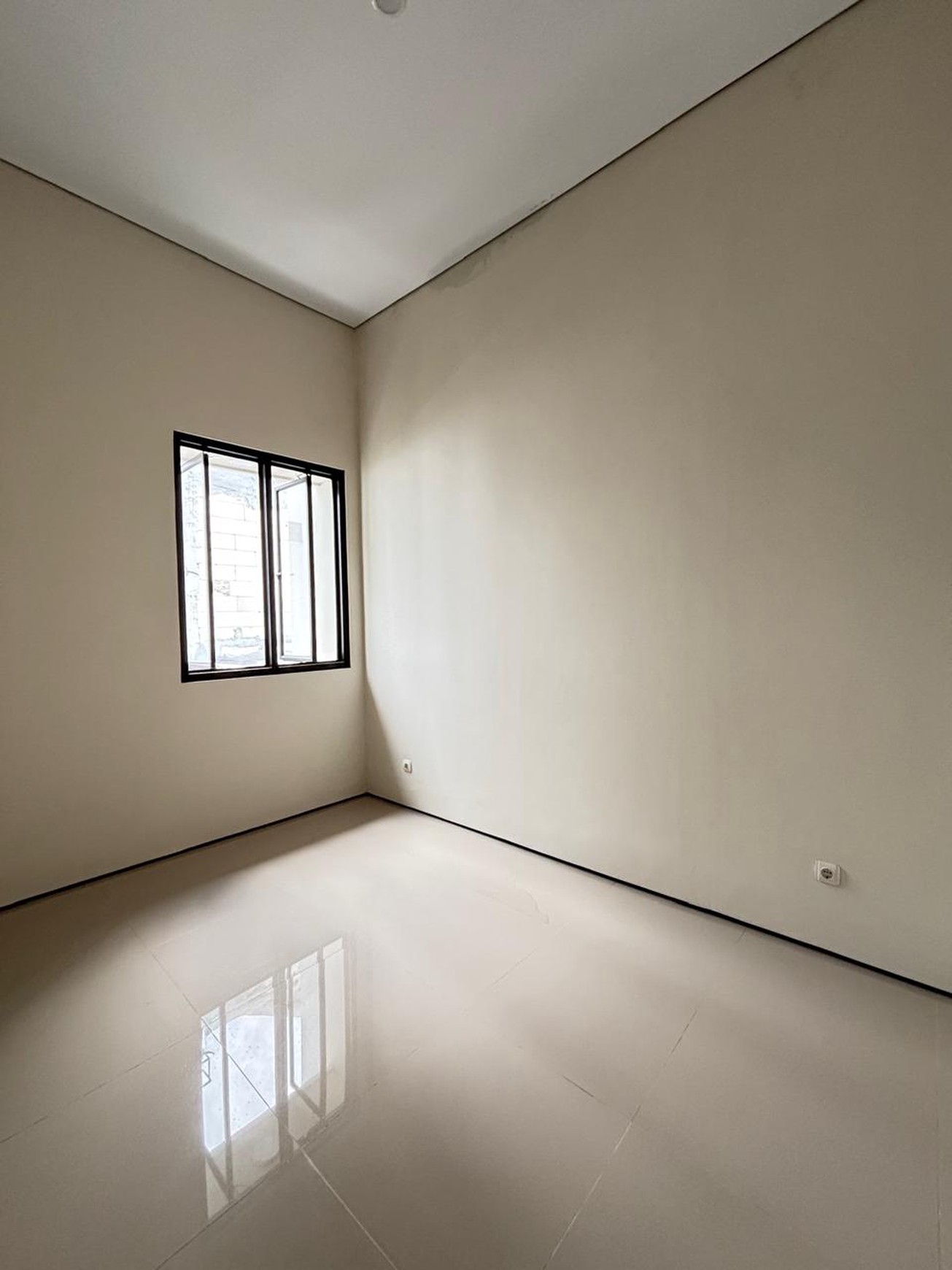 Rumah Minimalis, Brand New, lokasi strategid di Ciputat