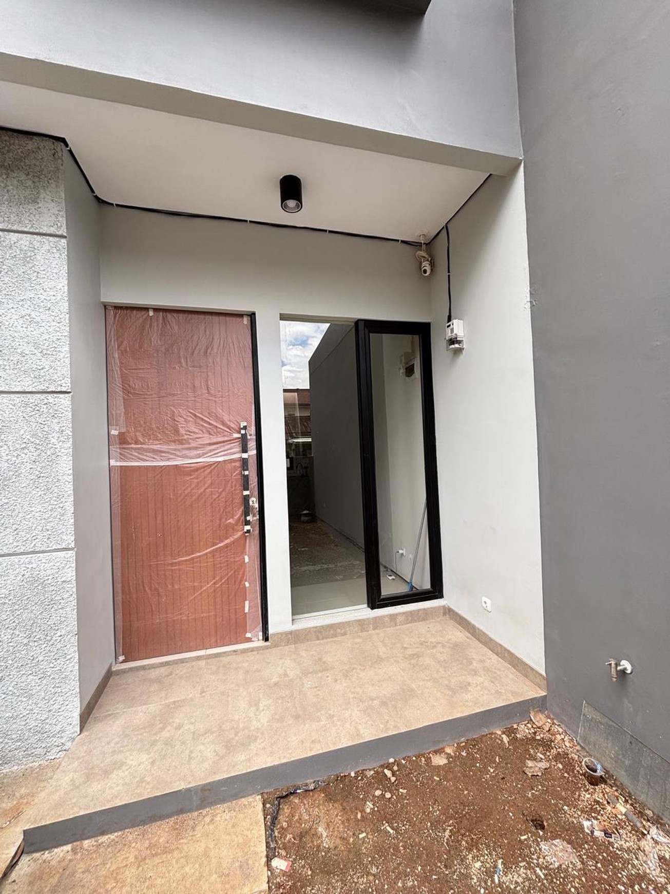 Rumah Minimalis, Brand New, lokasi strategid di Ciputat