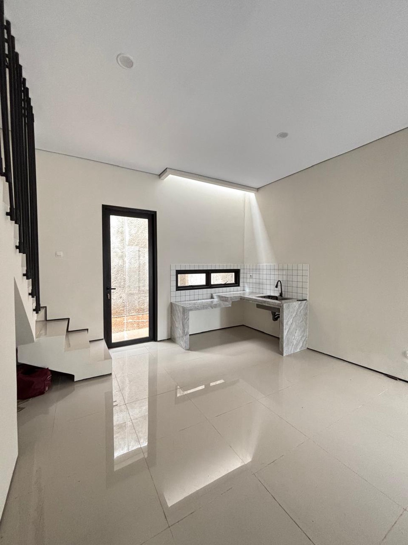 Rumah Minimalis, Brand New, lokasi strategid di Ciputat