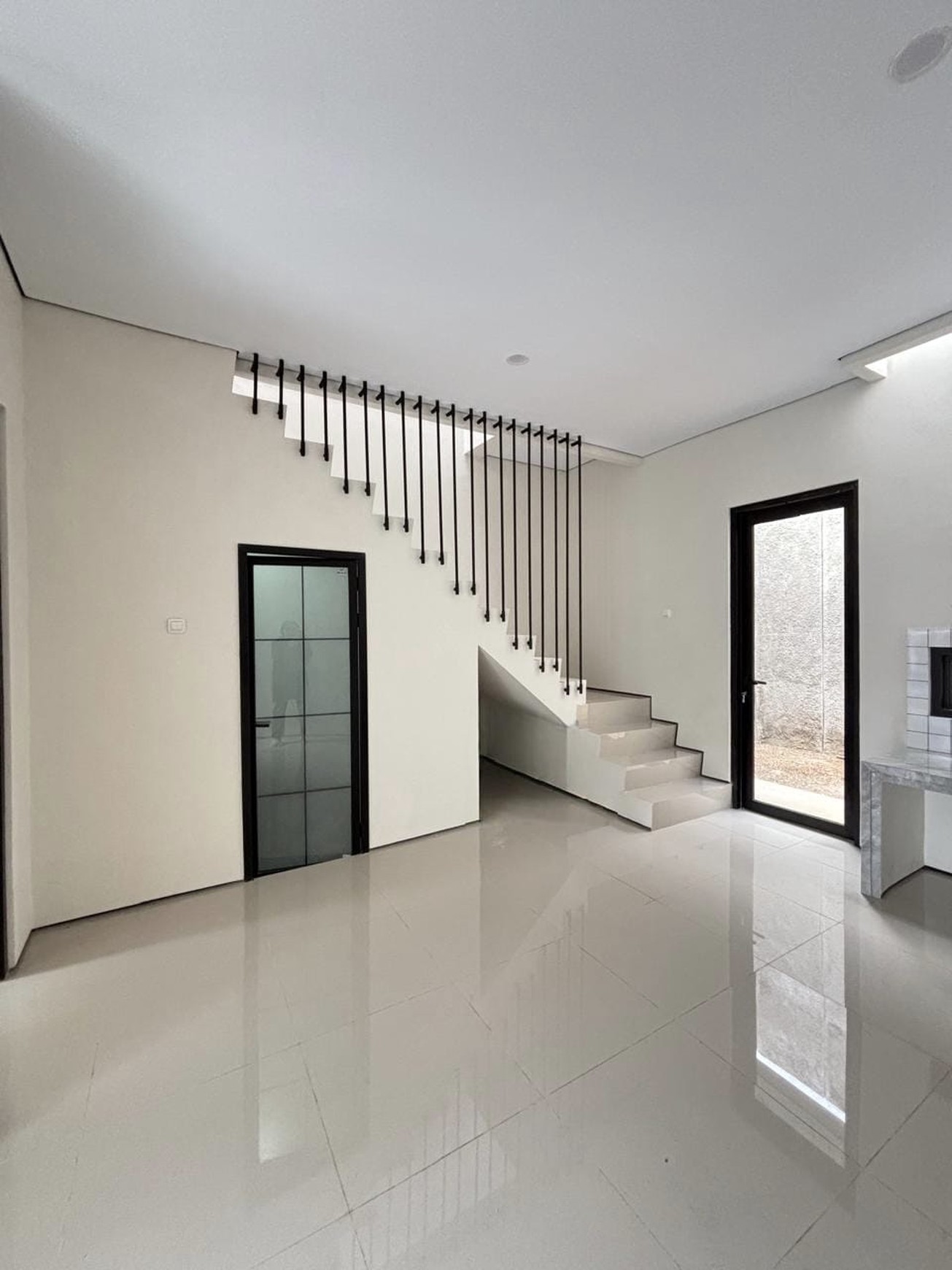 Rumah Minimalis, Brand New, lokasi strategid di Ciputat