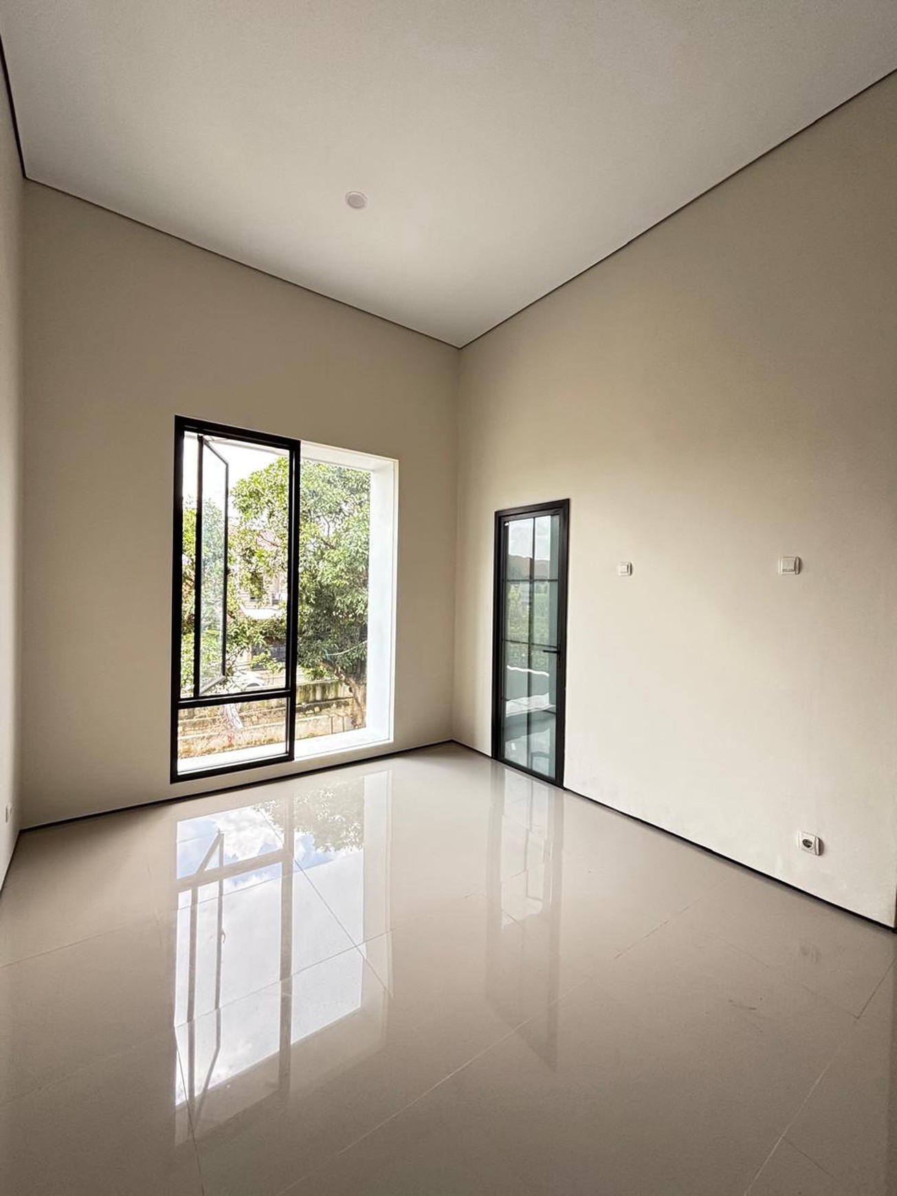 Rumah Minimalis, Brand New, lokasi strategid di Ciputat