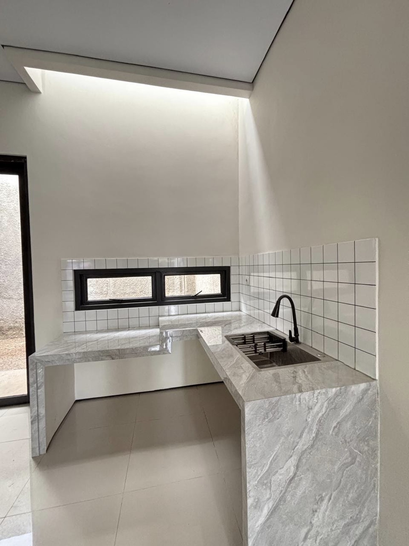 Rumah Minimalis, Brand New, lokasi strategid di Ciputat