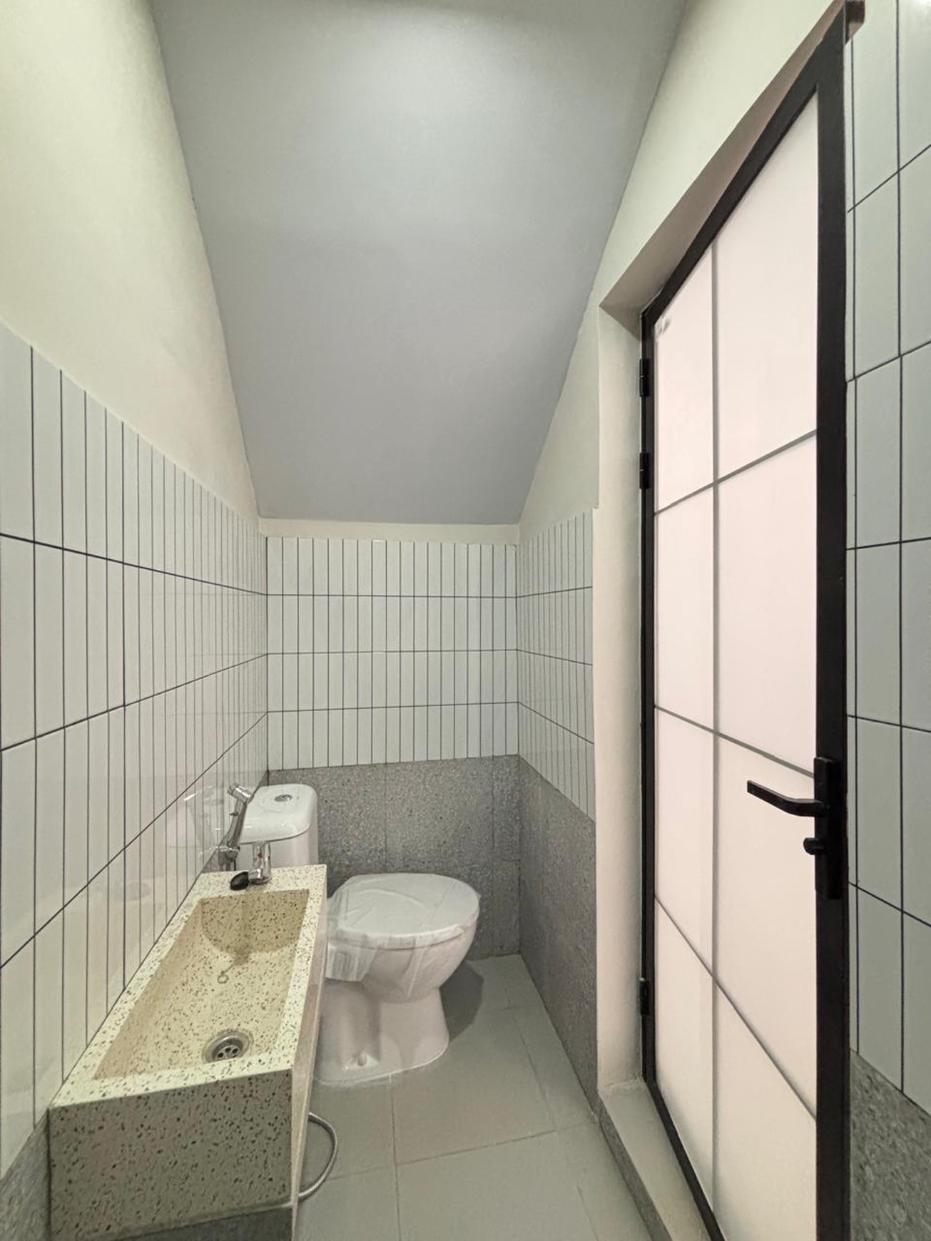 Rumah Minimalis, Brand New, lokasi strategid di Ciputat