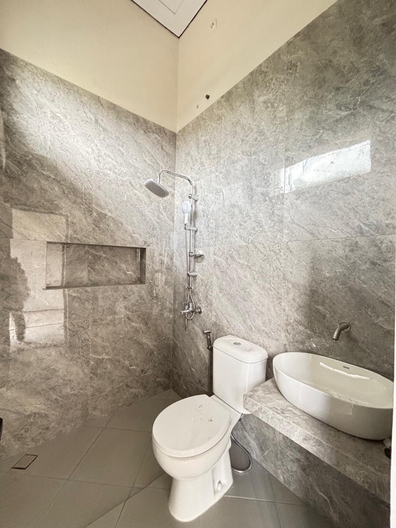 Rumah Minimalis, Brand New, lokasi strategid di Ciputat