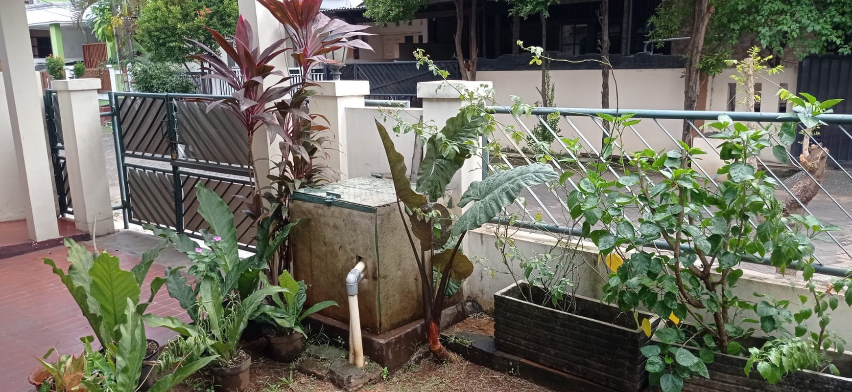 HOT SALE Murah, Rumah hook 2 lantai, rapih bagus di Pondok Karya, cocok untuk hunian dan usaha.