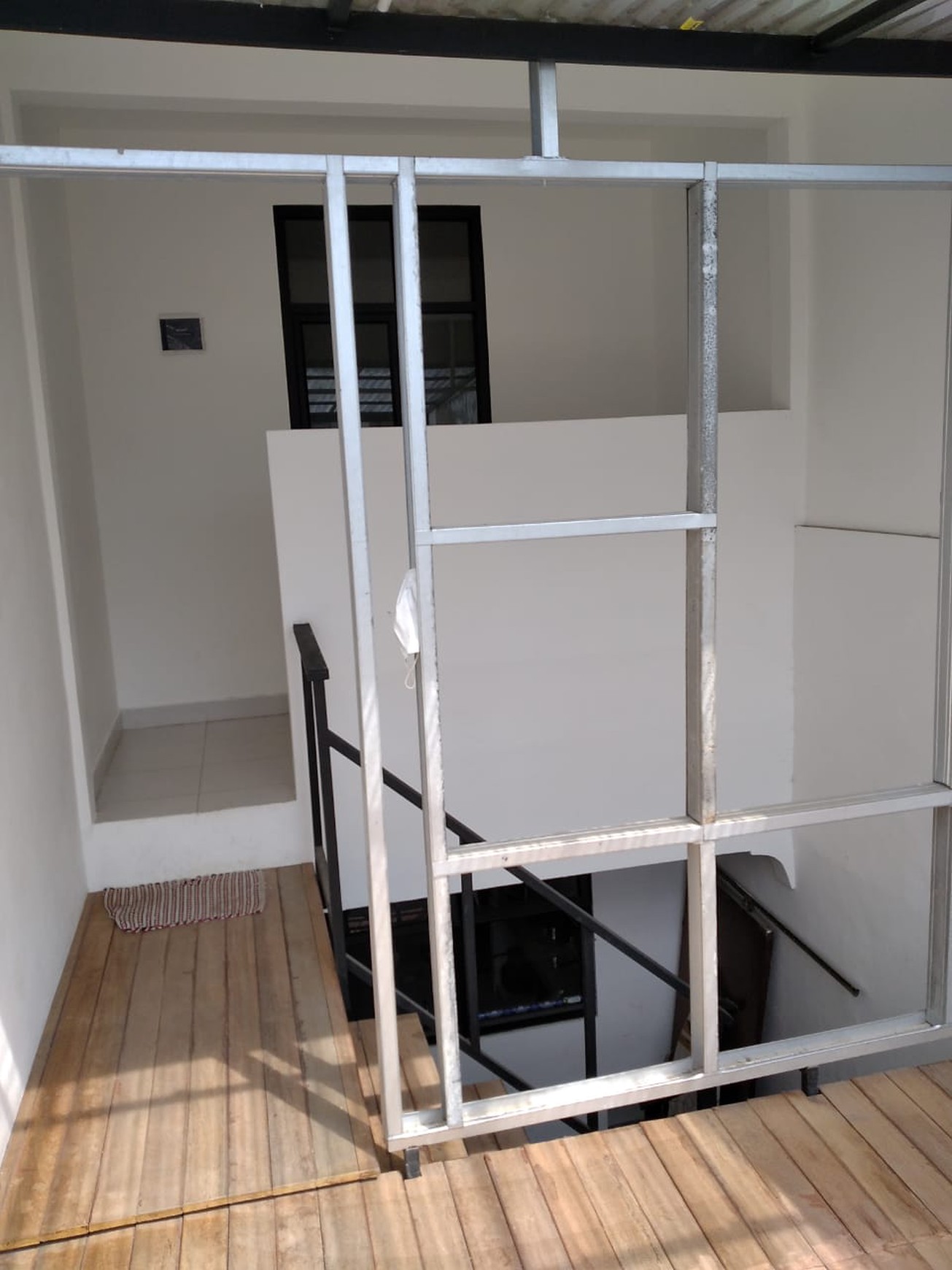 Rumah 2 lt untuk usaha kuliner lokasi bagus pinggir jalan sektor 2 Bintaro