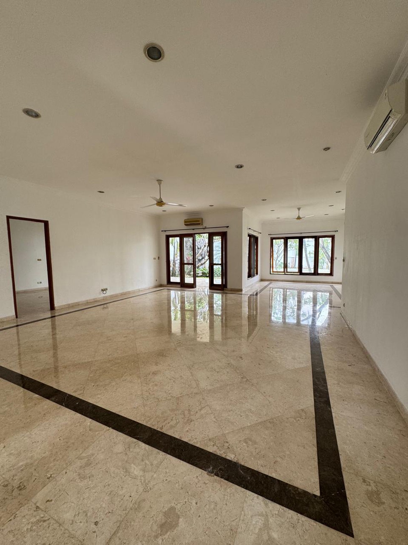 Dijual Rumah Lokasi Strategis di Kemang, Jakarta Selatan