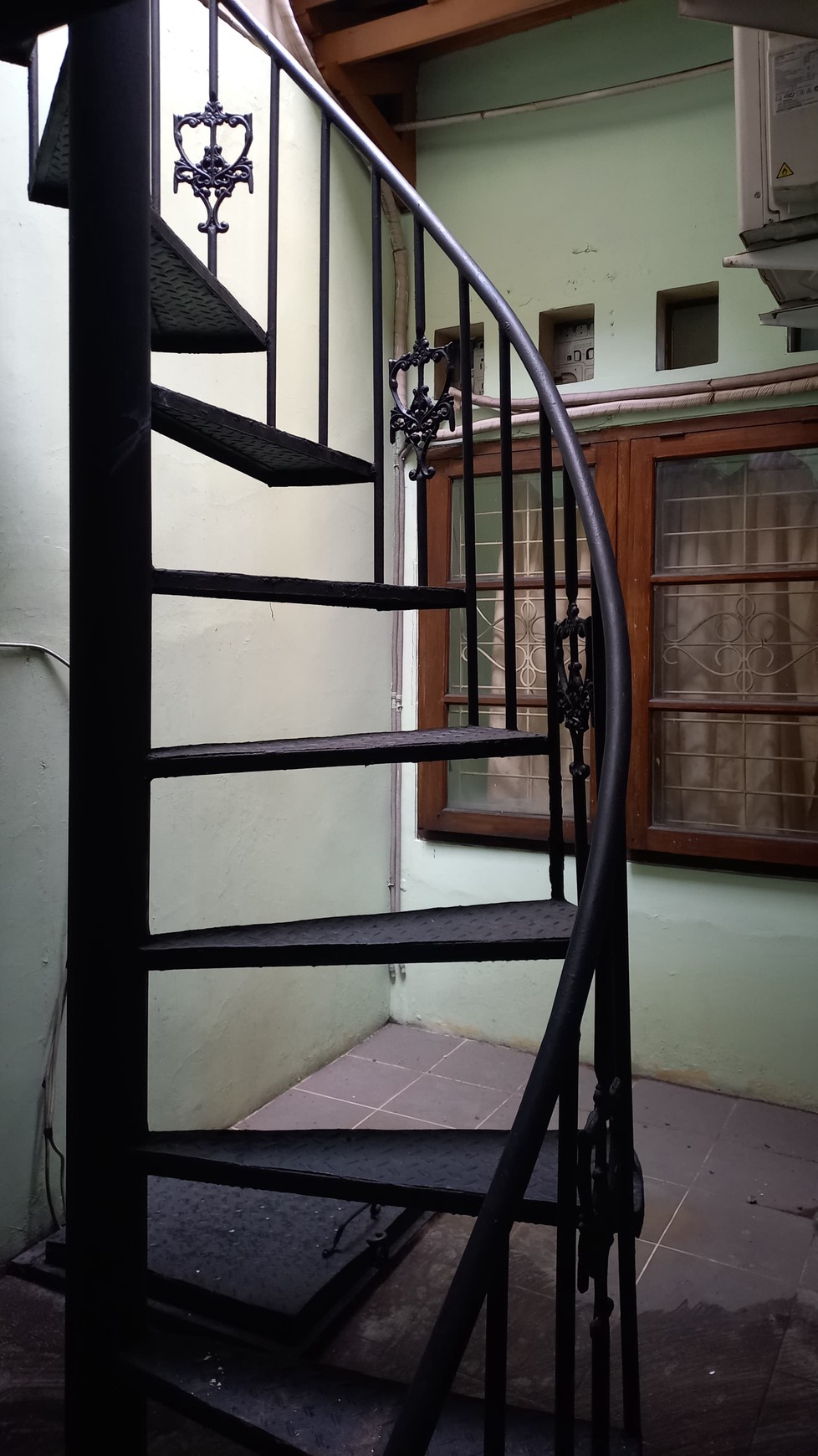 Rumah Sektor 1 Bintaro JakSek jalan utama, bisa pakai usaha...