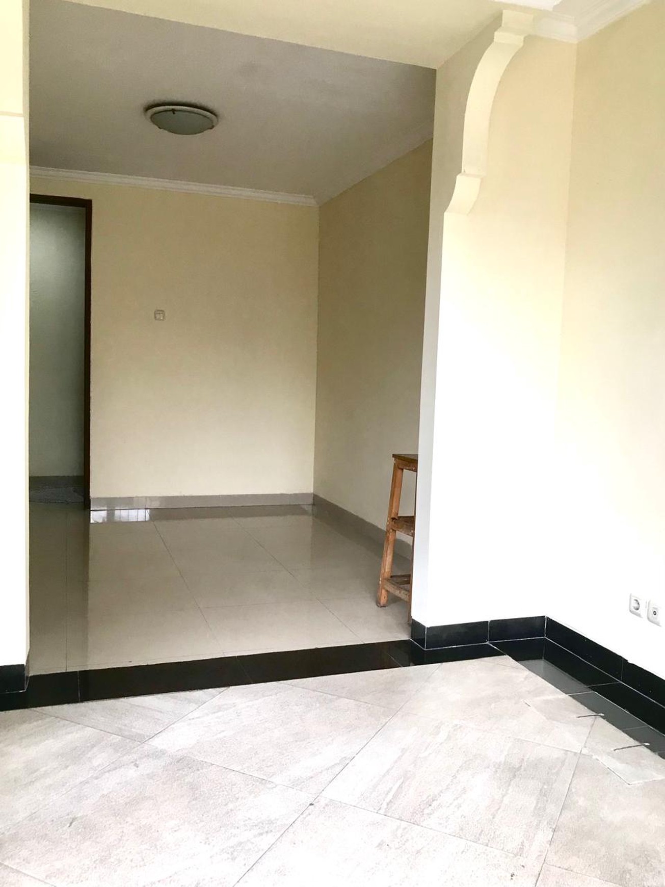 Ruang Usaha Samping Rumah Pinggir Jalan Bintaro Utama Sektor 3 Siap Pakai
