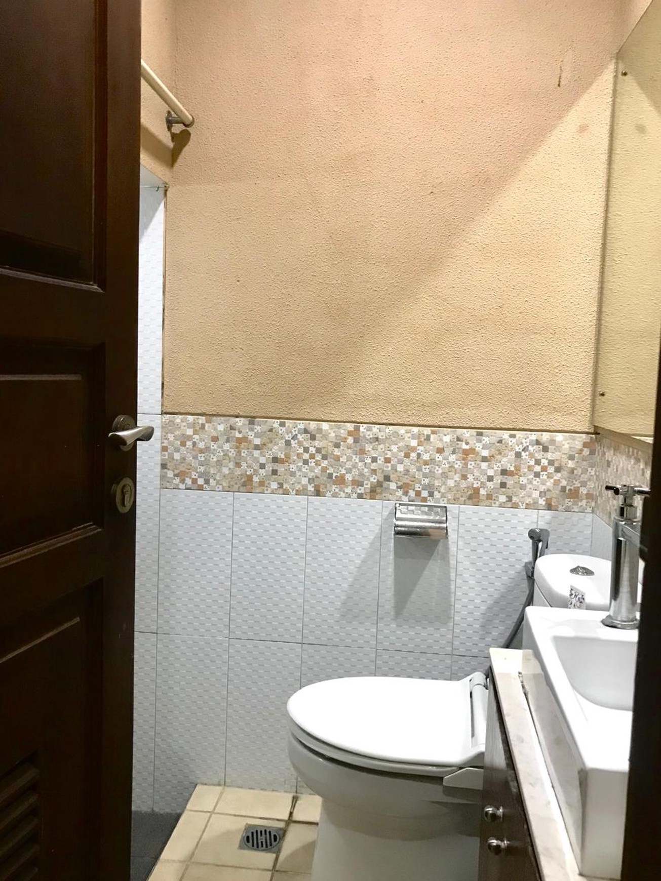 Ruang Usaha Samping Rumah Pinggir Jalan Bintaro Utama Sektor 3 Siap Pakai