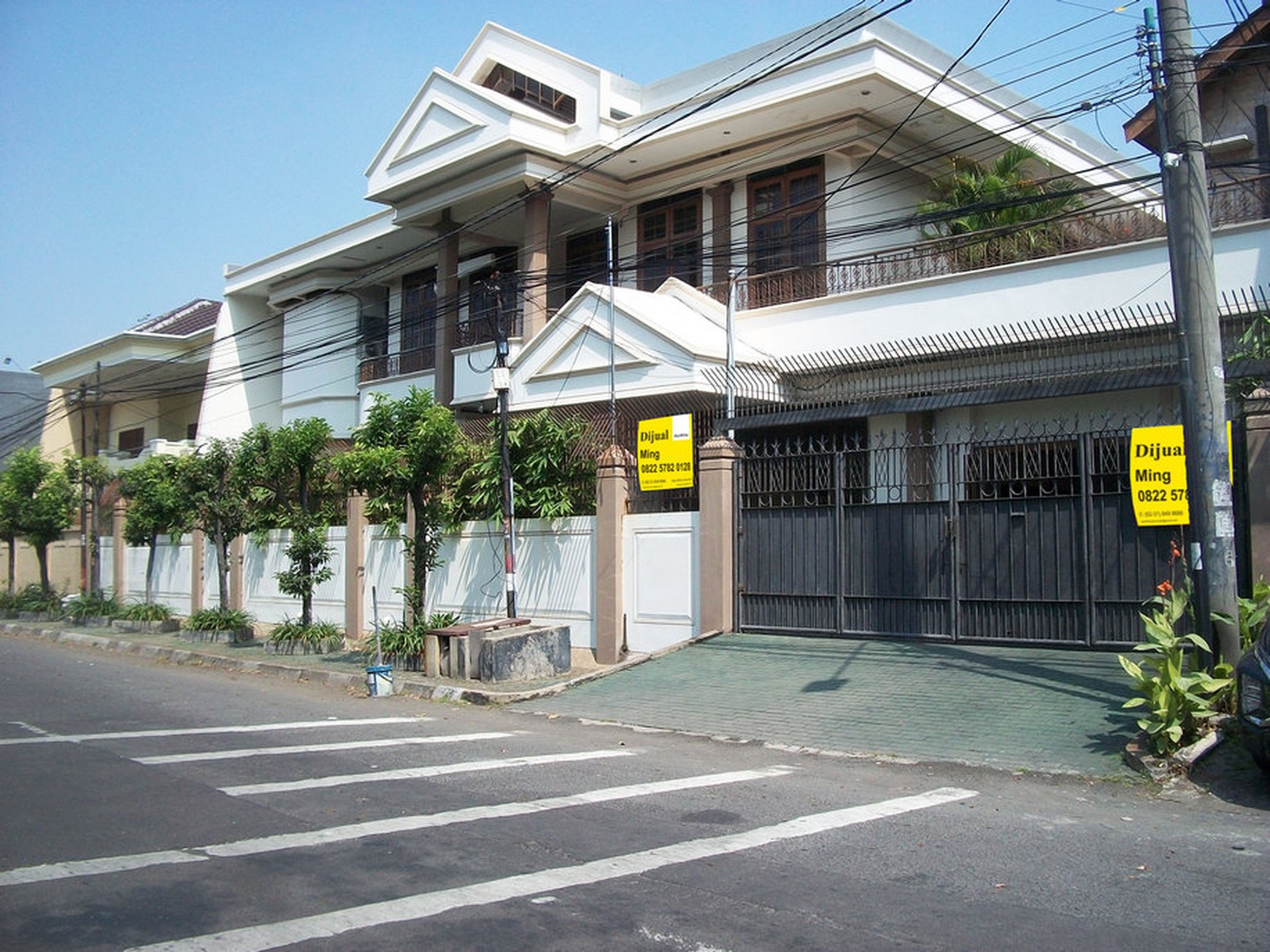 Rumah di Raya Nginden Intan Surabaya Timur, 2 Lantai, Strategis, bisa untuk rumah tinggal / kantor - MG -