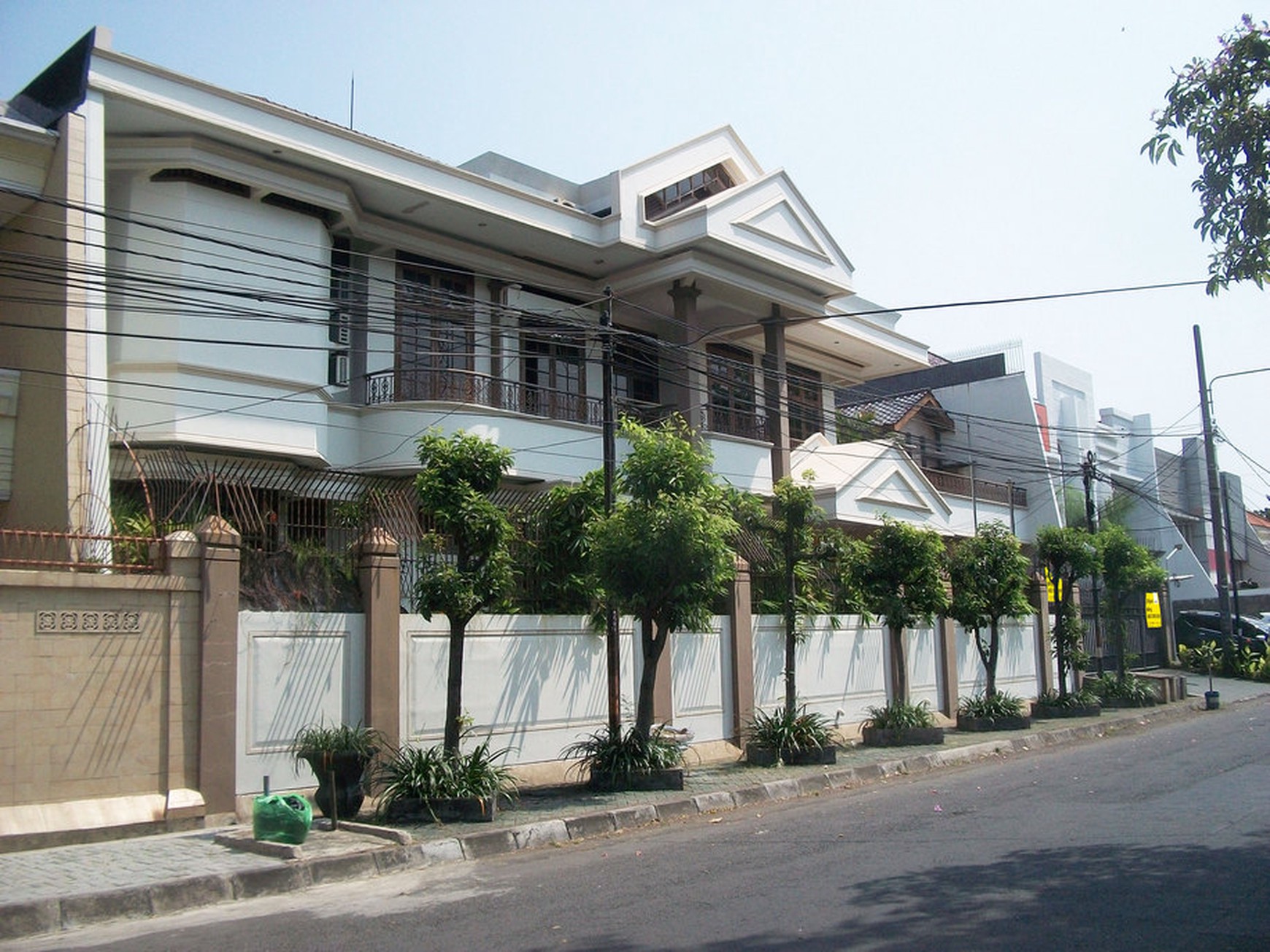 Rumah di Raya Nginden Intan Surabaya Timur, 2 Lantai, Strategis, bisa untuk rumah tinggal / kantor - MG -