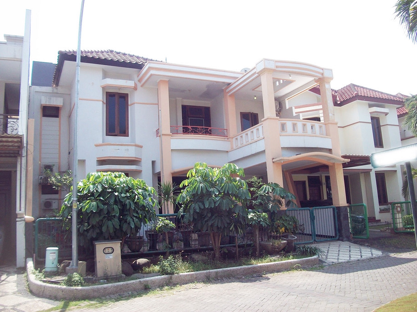 Rumah di Dharmahusada Regency Surabaya Timur, 2 Lantai, SIAP HUNI