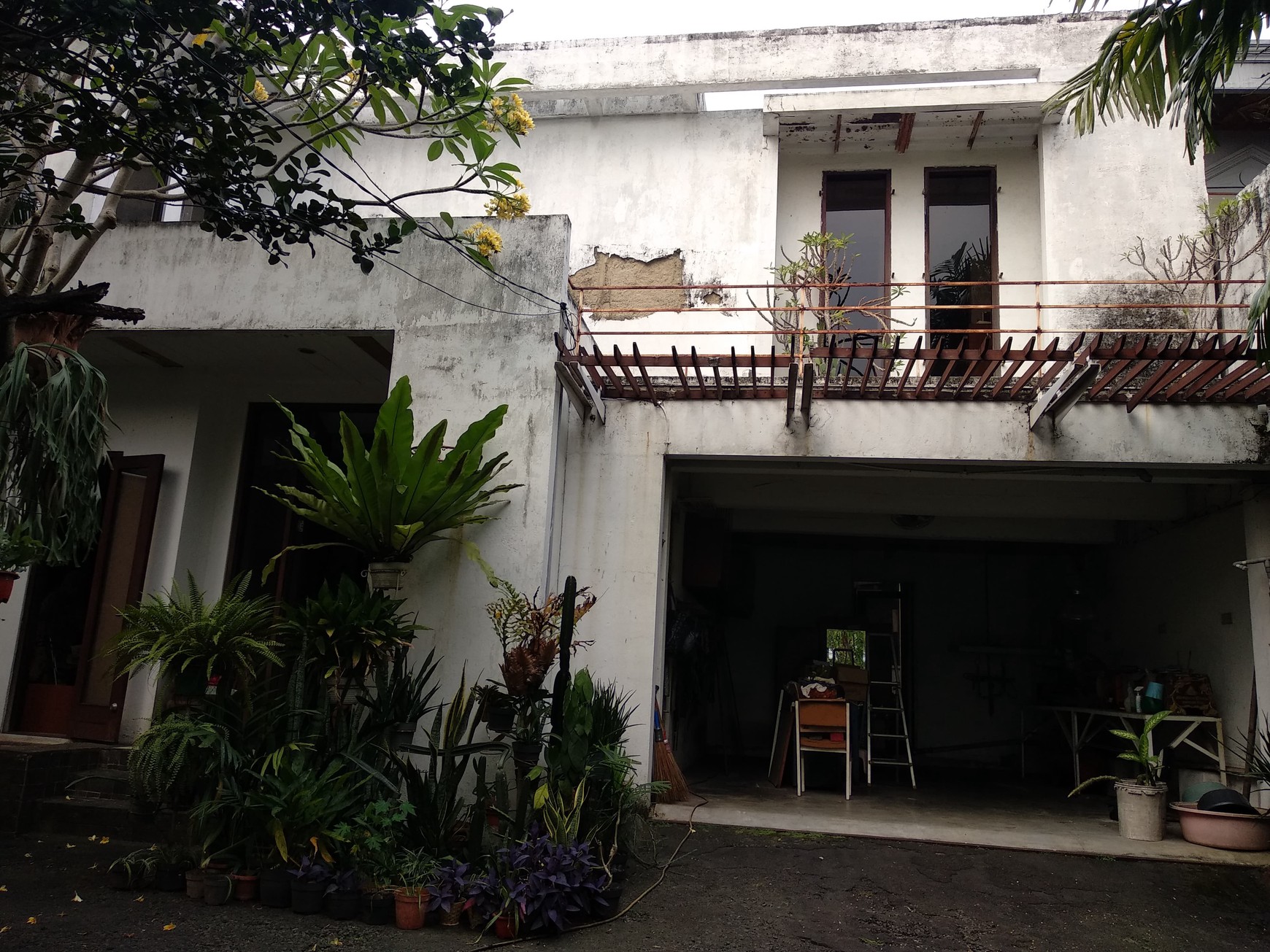 Dijual Rumah Beserta Paviliun di Wilayah Pejaten, Lingkungan Tenang, Nyaman, dan Exclusive