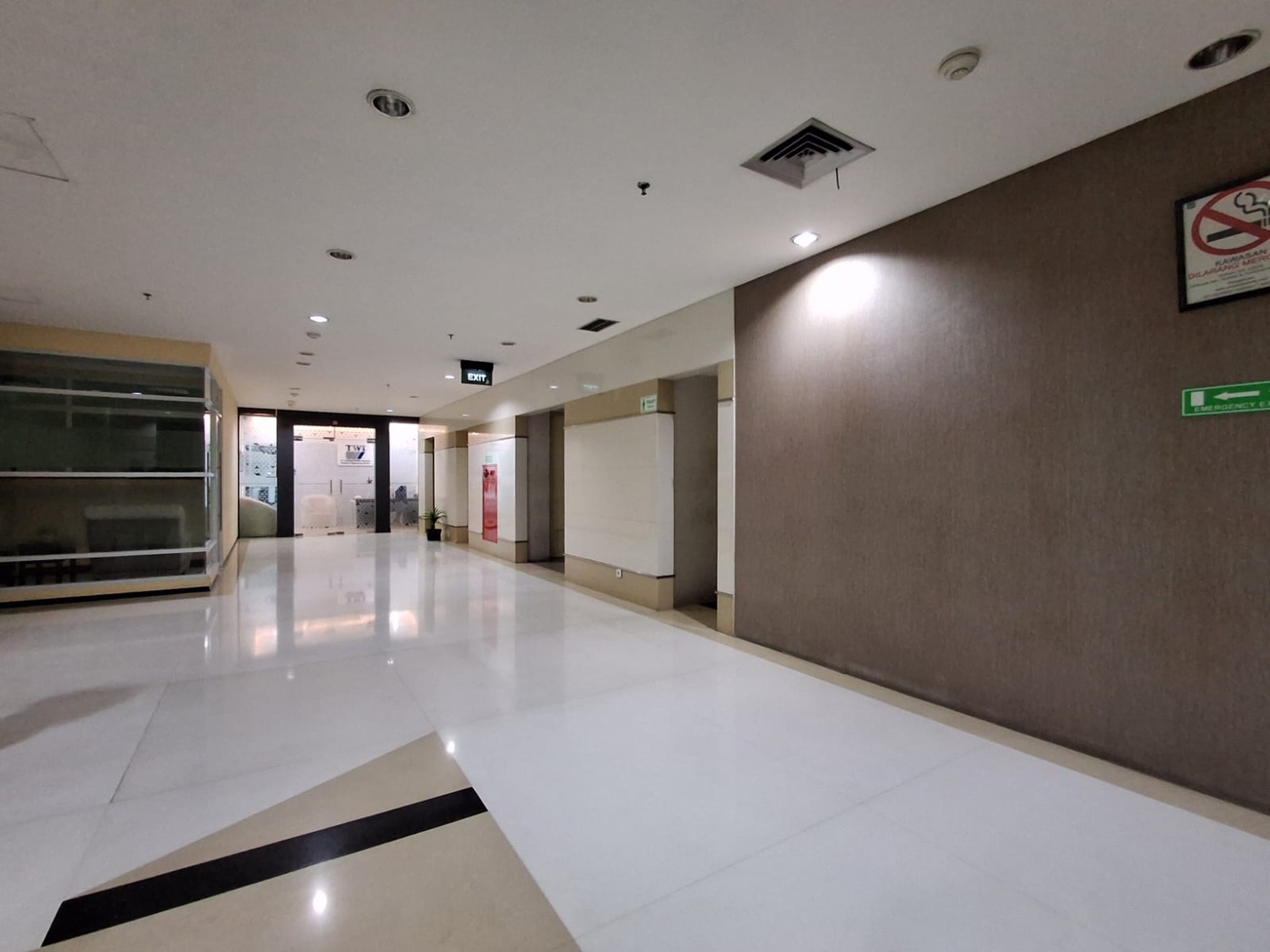 DIJUAL GEDUNG KANTOR 6 + 1 Lantai DI Mampang Prapatan - Jakarta Selatan Kondisi Prima