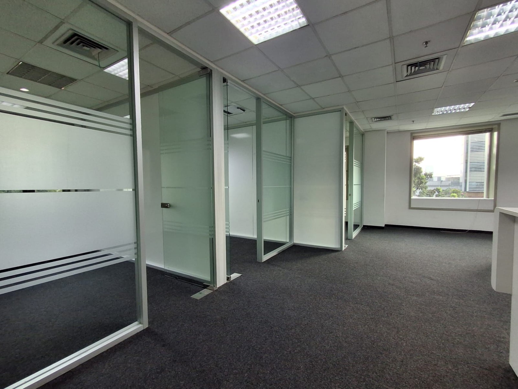 DIJUAL GEDUNG KANTOR 6 + 1 Lantai DI Mampang Prapatan - Jakarta Selatan Kondisi Prima