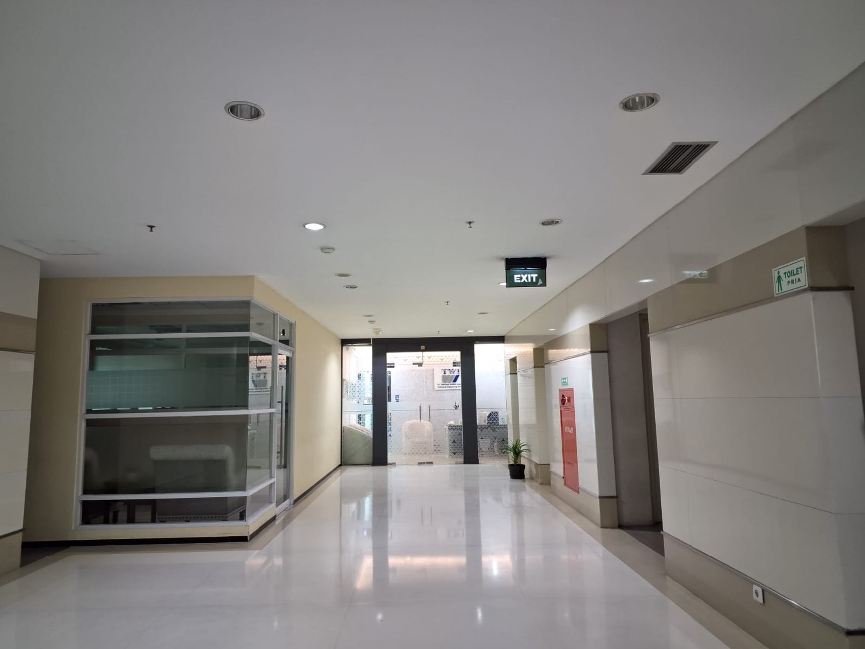 DIJUAL GEDUNG KANTOR 6 + 1 Lantai DI Mampang Prapatan - Jakarta Selatan Kondisi Prima