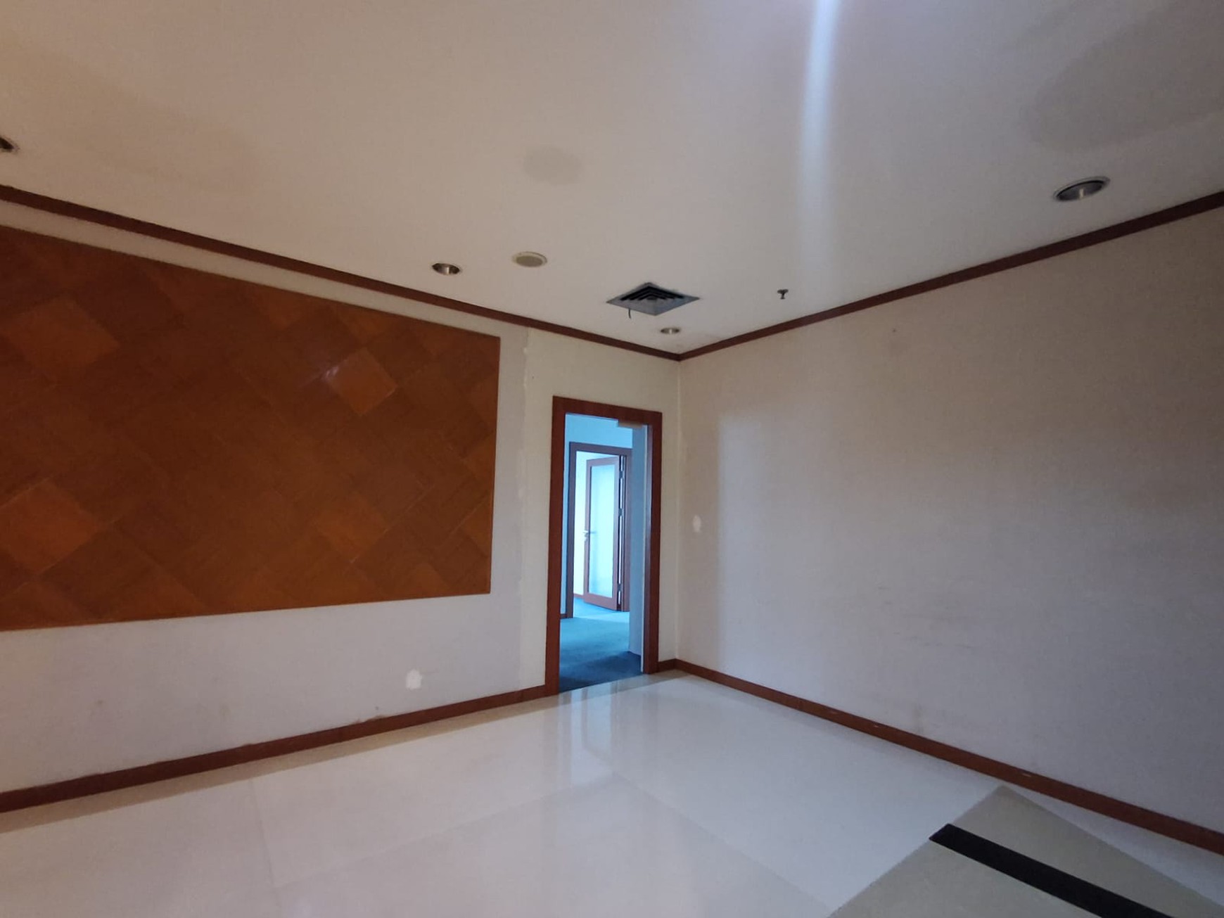DIJUAL GEDUNG KANTOR 6 + 1 Lantai DI Mampang Prapatan - Jakarta Selatan Kondisi Prima