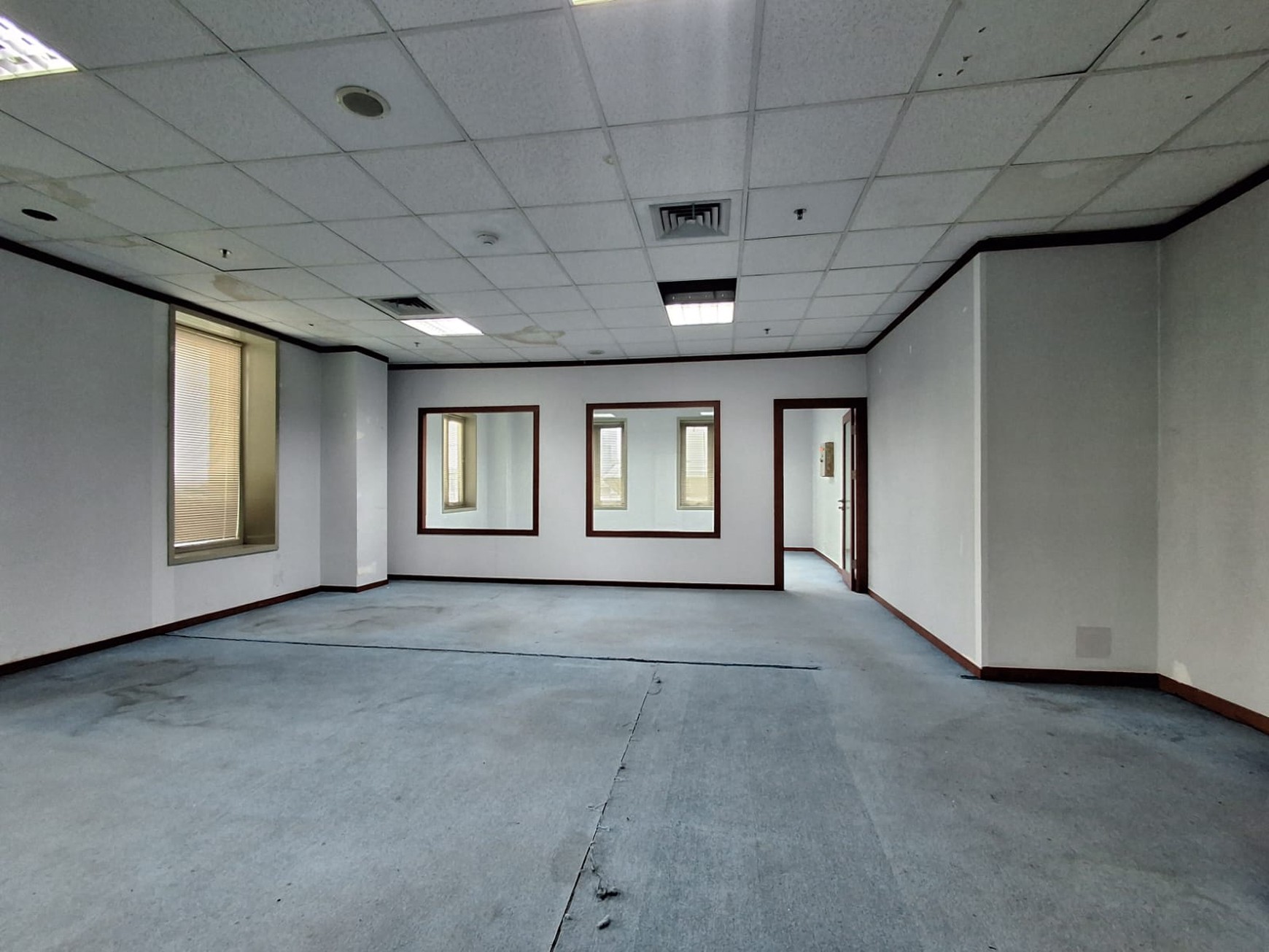 DIJUAL GEDUNG KANTOR 6 + 1 Lantai DI Mampang Prapatan - Jakarta Selatan Kondisi Prima