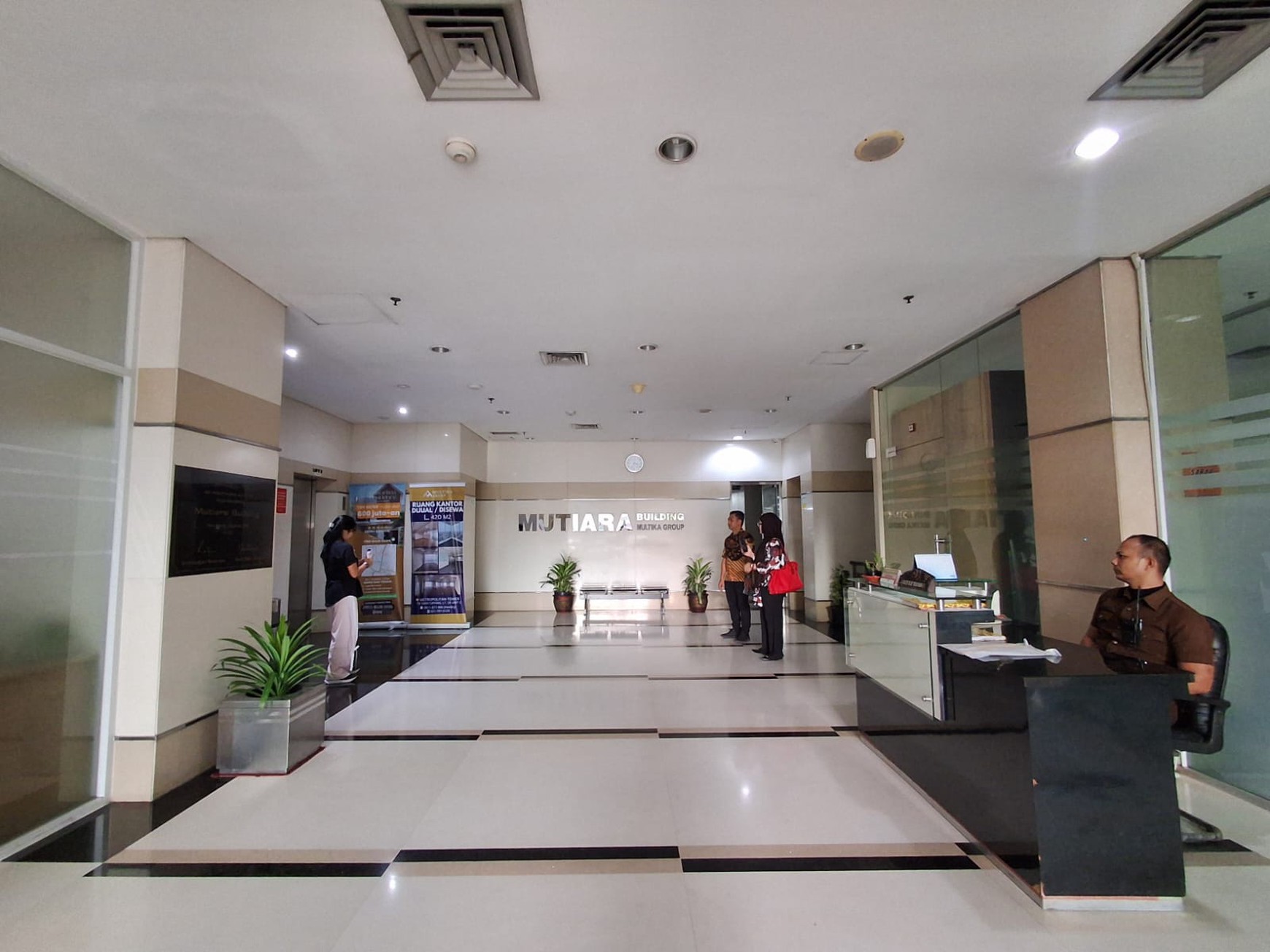 DIJUAL GEDUNG KANTOR 6 + 1 Lantai DI Mampang Prapatan - Jakarta Selatan Kondisi Prima