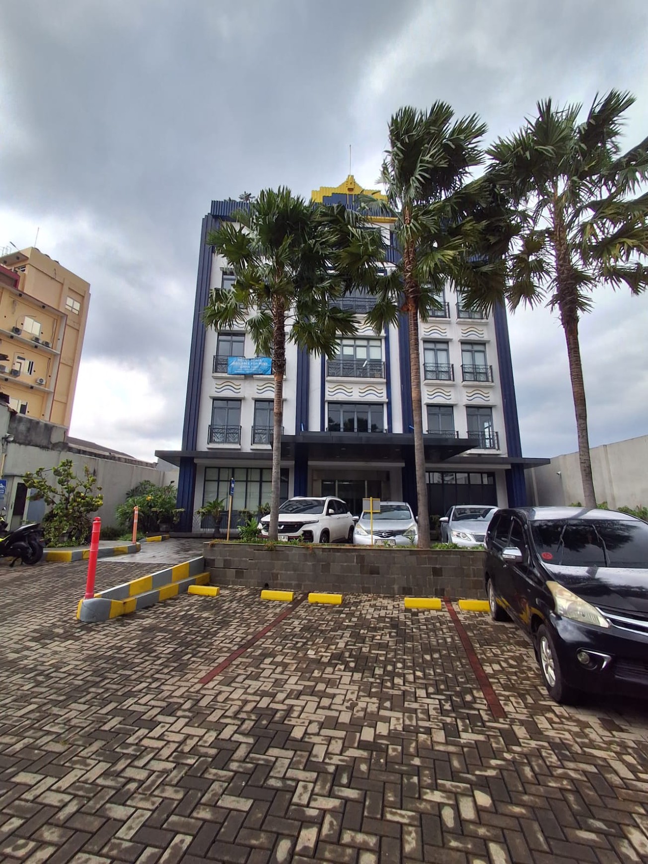 DIJUAL GEDUNG KANTOR 5 Lantai DI Lebak Bulus - Jakarta Selatan Kondisi Prima