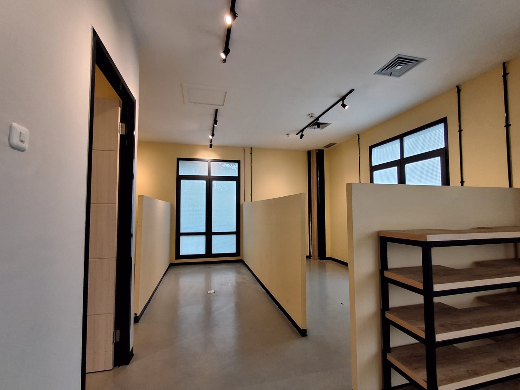 DIJUAL GEDUNG KANTOR 5 Lantai DI Lebak Bulus - Jakarta Selatan Kondisi Prima