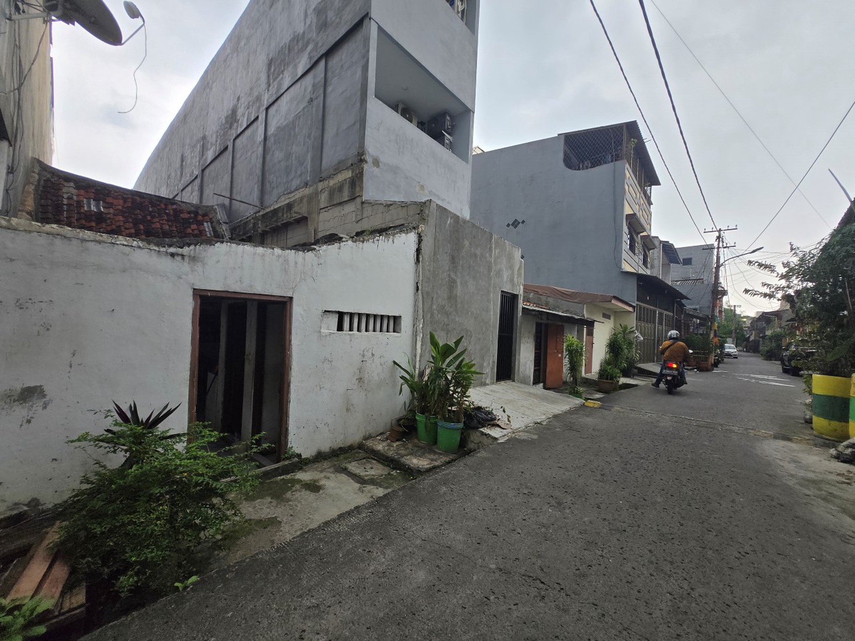 Rumah Tua Jembatan Lima, Jalan Raya, cocok untuk Kost2an