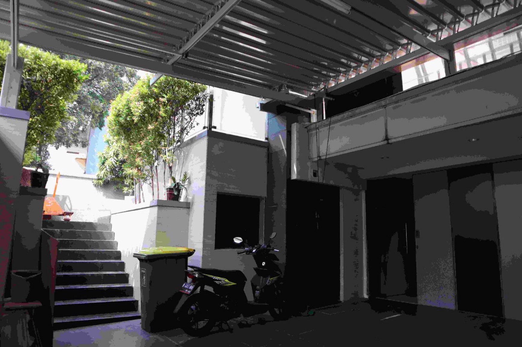 RUMAH MEWAH 3 LANTAI DENGAN KONSEP HUNIAN & KANTOR DI LOKASI PREMIUM TANJUNG DUREN RAYA