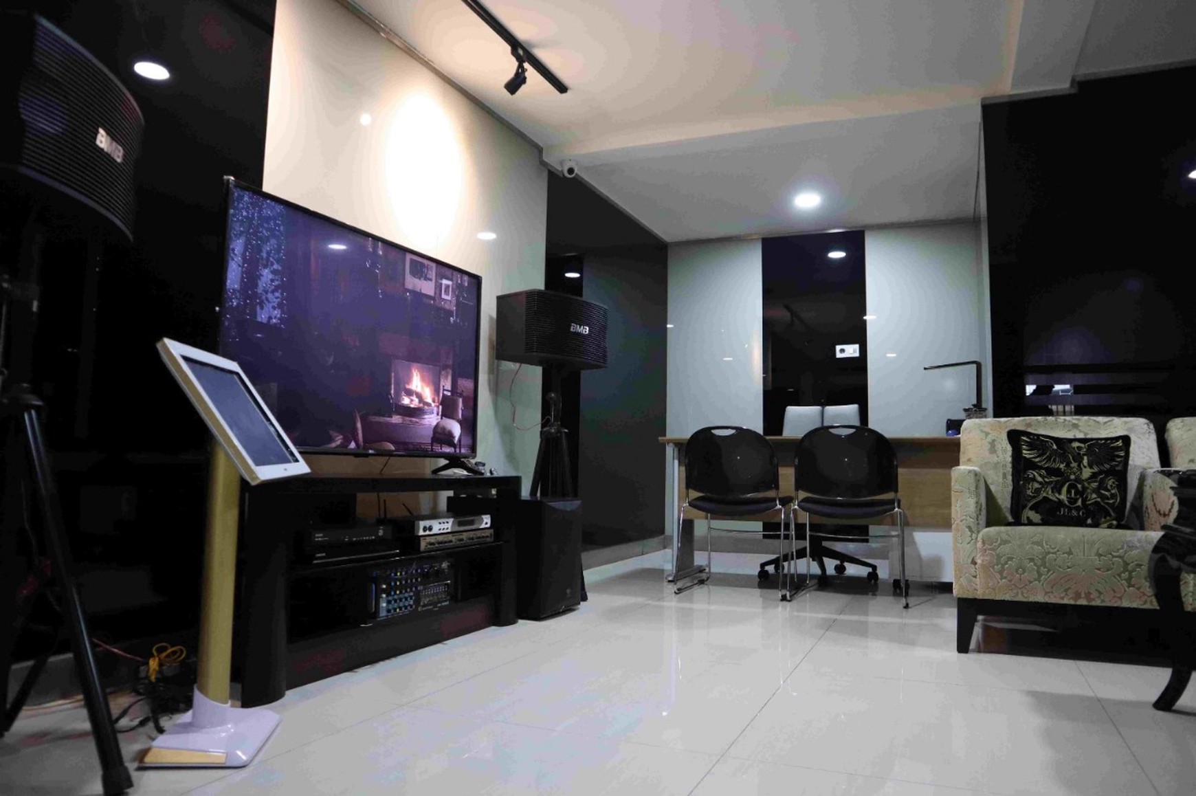 RUMAH MEWAH 3 LANTAI DENGAN KONSEP HUNIAN & KANTOR DI LOKASI PREMIUM TANJUNG DUREN RAYA