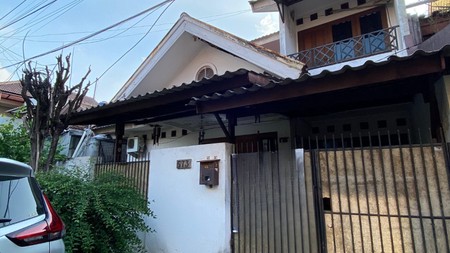 Rumah Murah 2 Lantai Dengan 5 Kamar Tidur Dalam Komplek Strategis di Cinere